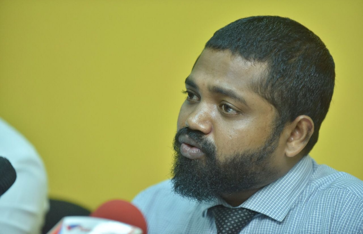 ގާނޫނީ ވަކީލު މަހުފޫޒް ސައީދު: އޭނާ ވިދާޅުވީ ކުއްލި ނުރައްކަލުގެ ހާލަތުގެ ދަށުން ހައްޔަރުކޮށްފައިވާ މީހުންގެ ދިފާއުގައި ކުރެވޭނެ މަސައްކަތެއް ނެތް ކަމަށް-- ފޮޓޯ: ނިޝާން އަލީ/މިހާރު