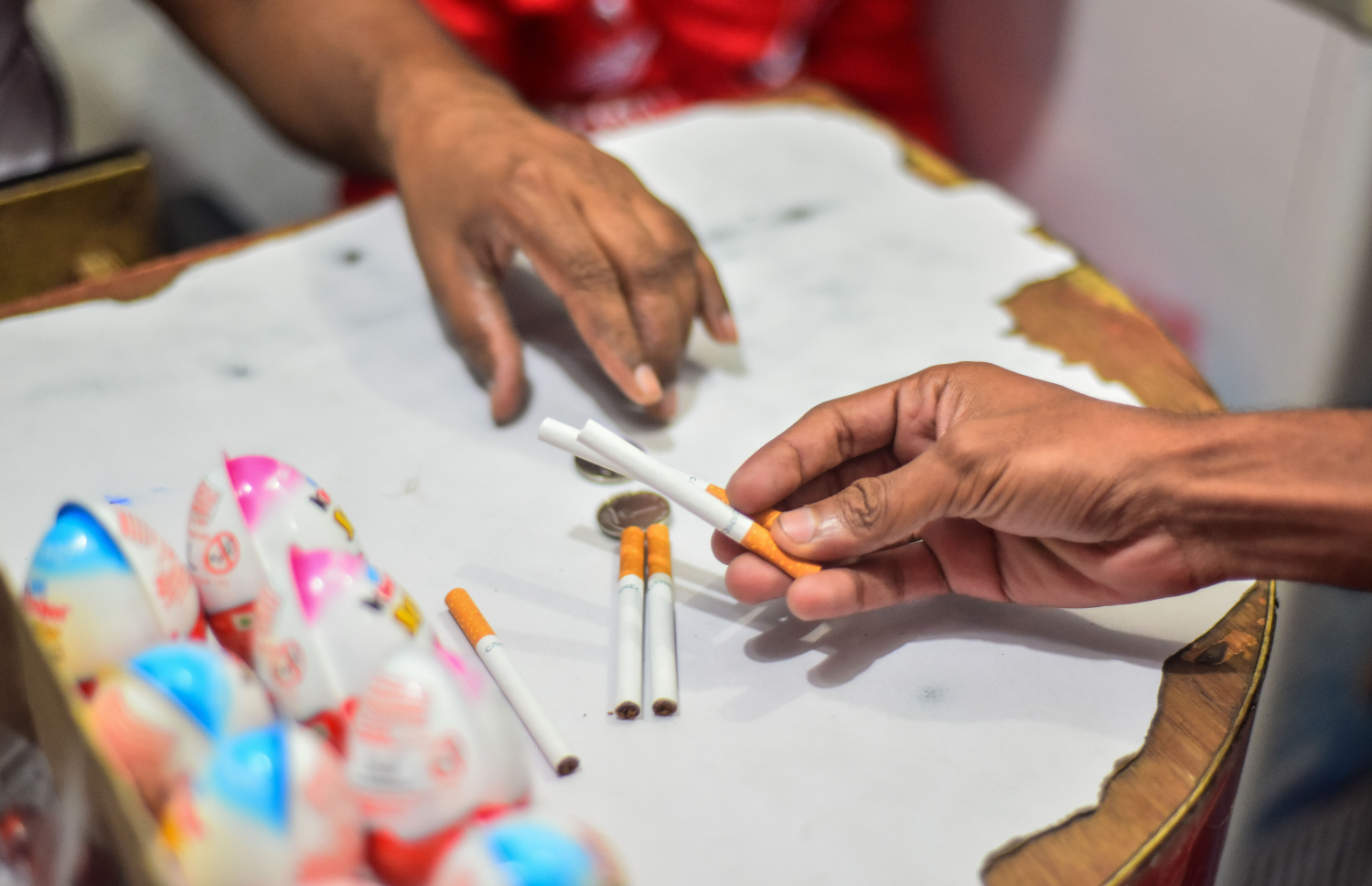 މީހަކު ފިހާރައަކުން ސިނގިރޭޓު ގަންނަނީ.-- ފޮޓޯ: މިހާރު