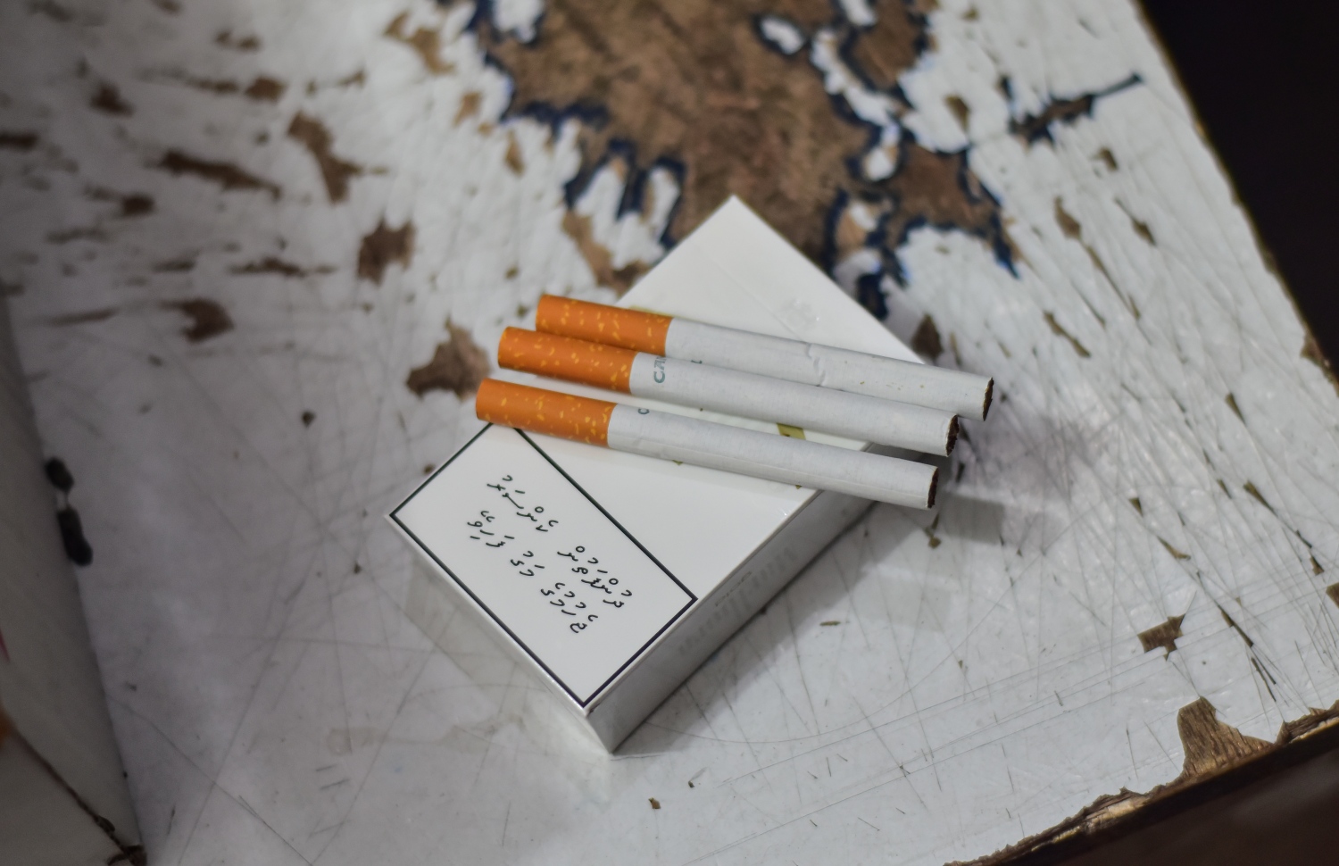 ސިގިރޭޓު ފޮއްޓެއް މަތީ ވަކި ތިން ސިގިރޭޓު ބާއްވާފައި.-- ފޮޓޯ: ހުސެން ވަހީދު/ މިހާރު