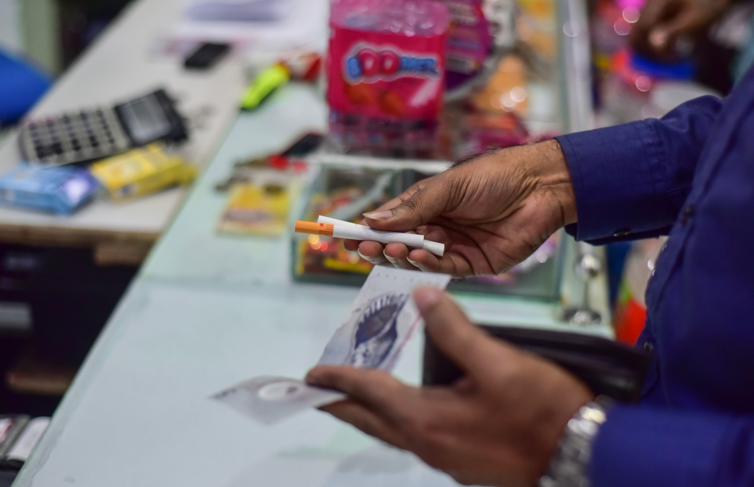 ފިހާރައަކުން މީހަކު ސިގިރެޓު ގަންނަނީ: -- މިހާރު ފައިލް ފޮޓޯ