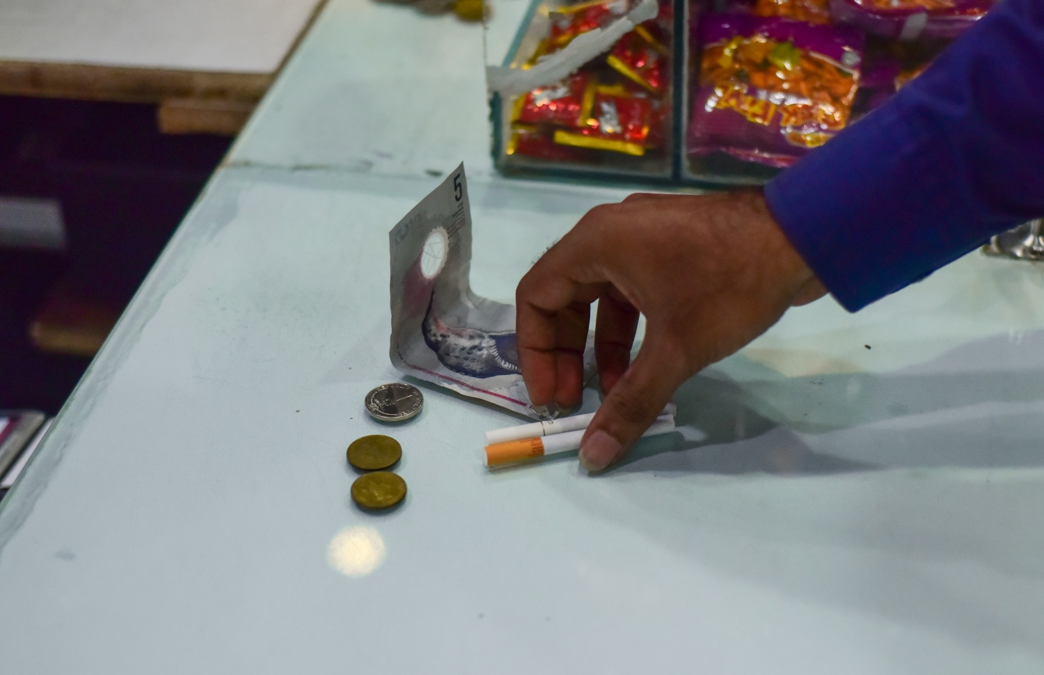 މީހަކު ސިގިރޭޓު ގަންނަނީ: . ފޮޓޯ: ހުސެން ވަހީދު/ މިހާރު