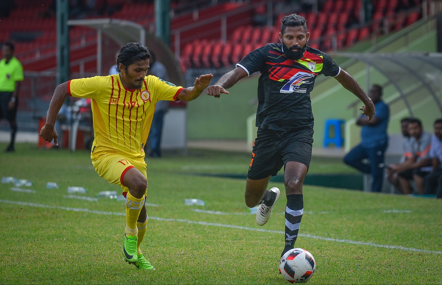 އެސްޓީއޯ މާލޭ ލީގުގައި އީގަލްސްގެ ބަކާ (ކ) ވިކްޓަރީގެ އިޝާމް ކައިރިން ބޯޅަ ހިފައިގެންދަނީ. -- ފޮޓޯ: ނިޝާން އަލީ/ މިހާރު