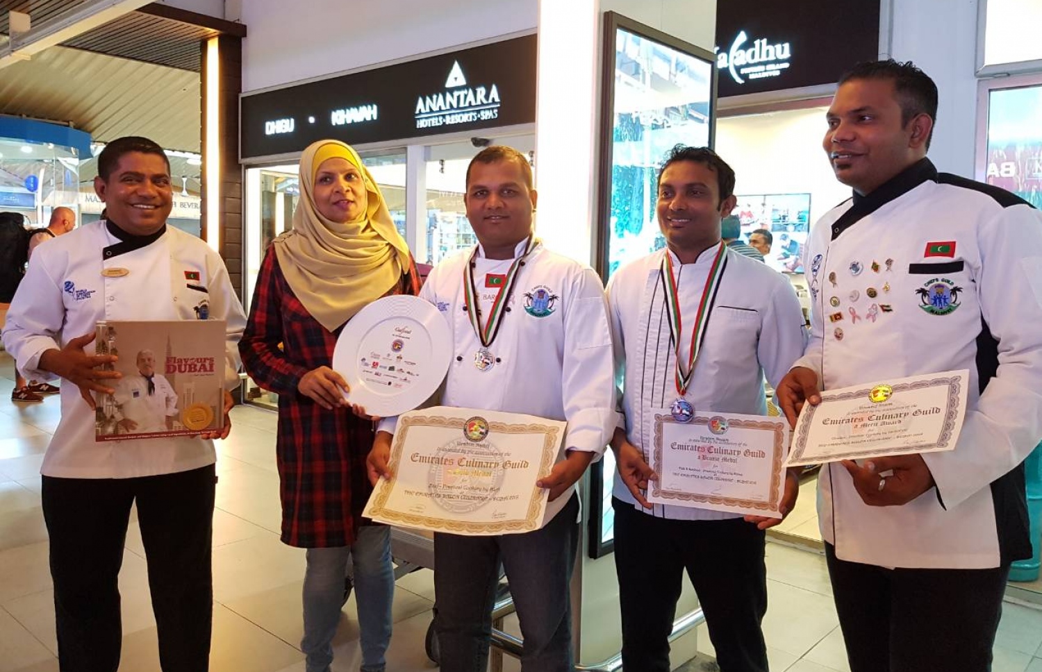 މެޑަލް ހޯދި ތިން ޝެފުން ރާއްޖެ އައުމުން މަރުހަބާ ކިޔަނީ.