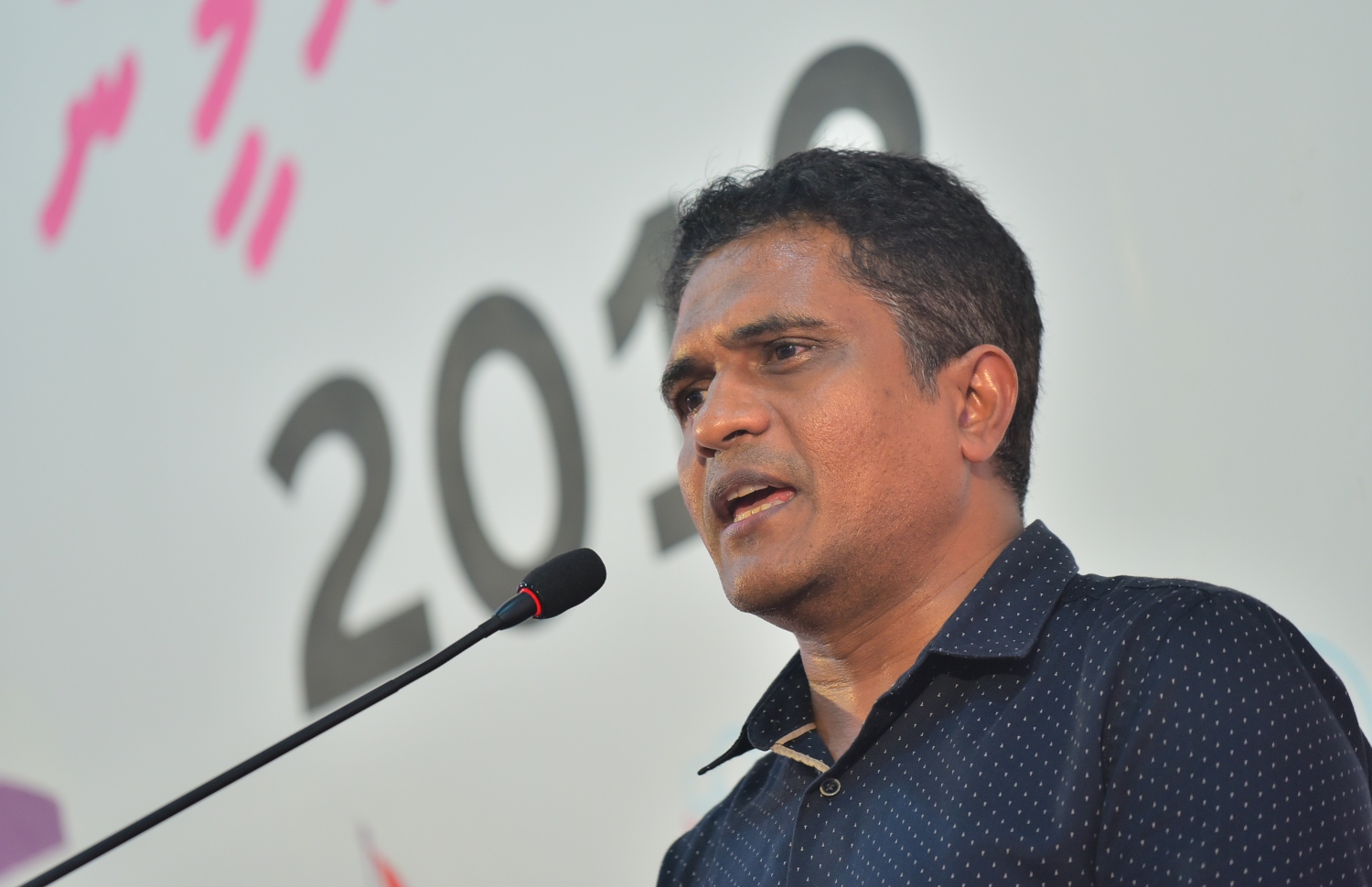 ޕީޕީއެމުން މިރޭ ބޭއްވި ޖަލްސާގައި ނިހާން ވާހަކަ ދައްކަވަނީ.---ފޮޓޯ: ހުސެއިން ވަހީދު/މިހާރު