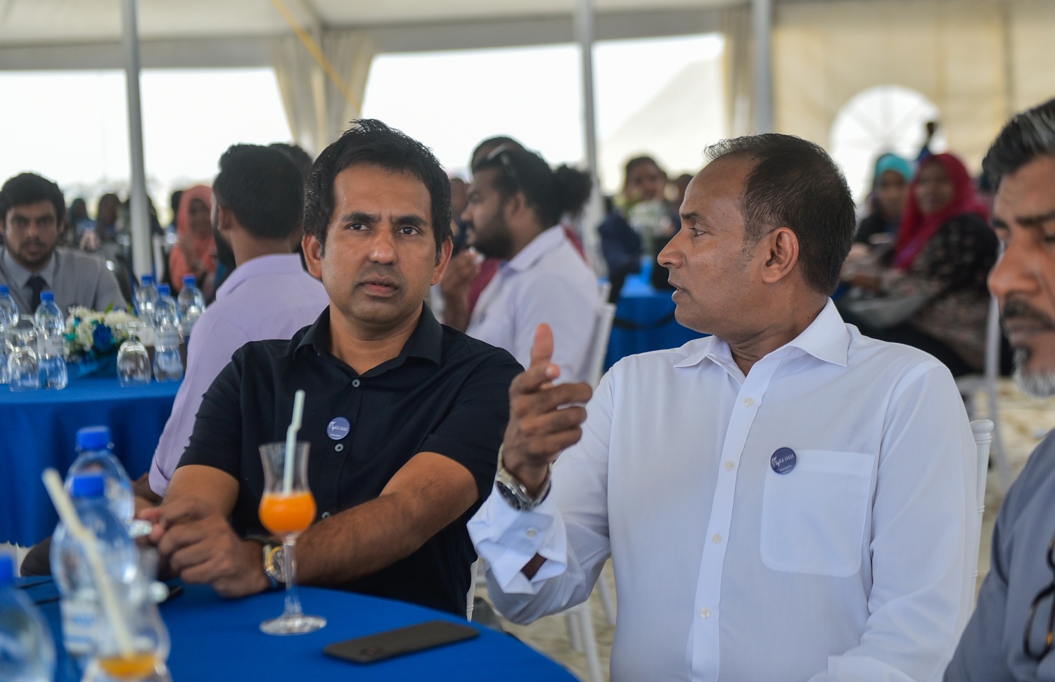 ހުޅުމާލެ: ފެބްރުއަރީ 26، 2018- އެސްޓީއޯ އިން ހުޅުމާލޭގައި ހަދާ 15 ބުރީގެ ރެޒިޑެންޝަލް ދެ ޓަވަރުގެ ބިންގާ އެޅުމުގެ ރަސްމިއްޔާތުގައި އެ ކުންފުނީގެ އެމްޑީ ޝަހީރު (ކ) އާއި އިކޮނޮމިކް މިނިސްޓަރު ސައީދު ވާހަކަ މަޝްވަރާ ކުރައްވަނީ.---ފޮޓޯ: ހުސެއިން ވަހީދު/މިހާރު