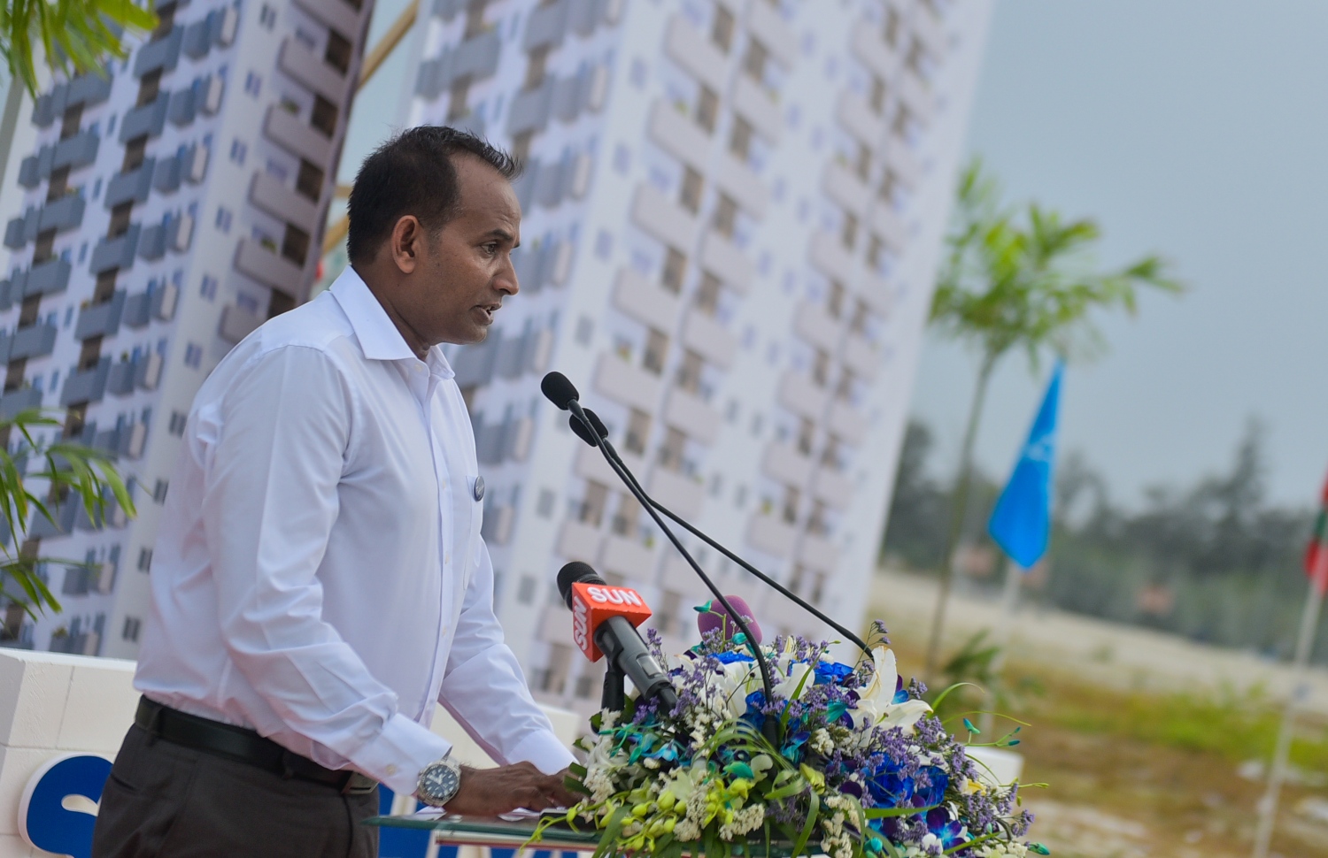 ހުޅުމާލެ: ފެބްރުއަރީ 26، 2018- އެސްޓީއޯ އިން ހުޅުމާލޭގައި ހަދާ 15 ބުރީގެ ރެޒިޑެންޝަލް ދެ ޓަވަރުގެ ބިންގާ އެޅުމުގެ ރަސްމިއްޔާތުގައި އެ ކުންފުނީގެ އެމްޑީ ޝަހީރު ވާހަކަ ދައްކަވަނީ.---ފޮޓޯ: ހުސެއިން ވަހީދު/މިހާރު