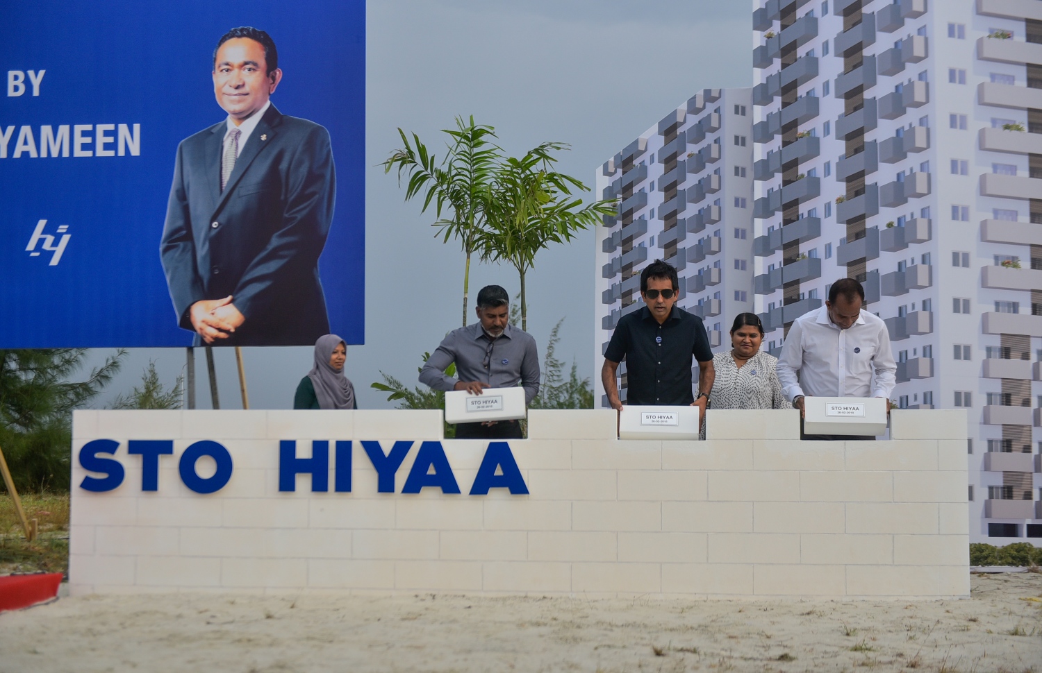 ހުޅުމާލެ: ފެބްރުއަރީ 26، 2018- އެސްޓީއޯ އިން ހުޅުމާލޭގައި ހަދާ 15 ބުރީގެ ރެޒިޑެންޝަލް ދެ ޓަވަރުގެ ބިންގާ، އިކޮނޮމިކް މިނިސްޓަރު ސައީދާއި އެސްޓީއޯގެ ޗެއާމަން ސާލިމް އަދި އެ ކުންފުނީގެ އެމްޑީ ޝަހީރު އަޅުއްވައި ދެއްވަނީ: ޗައިނާގެ އެމްސީޖީ ގްރޫޕާ ހަވާލުކޮށްގެން ހިންގާ މި މަޝްރޫއަށް 27 މިލިއަން ޑޮލަރު (416 މިލިއަން ރުފިޔާ) ޚަރަދުވާނެ ކަމަށް އެސްޓީއޯ އިން ބުނޭ.---ފޮޓޯ: ހުސެއިން ވަހީދު/މިހާރު