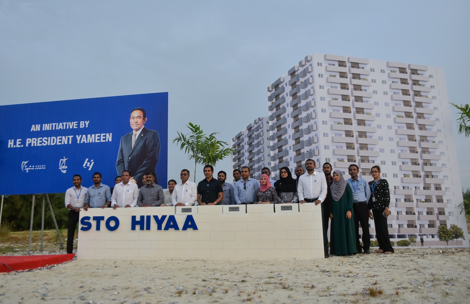 ހުޅުމާލެ: ފެބްރުއަރީ 26، 2018- އެސްޓީއޯ އިން ހުޅުމާލޭގައި ހަދާ 15 ބުރީގެ ރެޒިޑެންޝަލް ދެ ޓަވަރުގެ ބިންގާ އަޅުއްވައި ދެއްވުމަށް ފަހު، އިކޮނޮމިކް މިނިސްޓަރު ސައީދާއި ތިމާވެއްޓާ ބެހޭ މިނިސްޓަރު ތޯރިގާއި އެސްޓީއޯގެ ބައެއް އިސްވެރިން ފޮޓޯއަކަށް ހުއްޓިވަޑައިގެން: ޗައިނާގެ އެމްސީޖީ ގްރޫޕާ ހަވާލުކޮށްގެން ހިންގާ މި މަޝްރޫއަށް 27 މިލިއަން ޑޮލަރު (416 މިލިއަން ރުފިޔާ) ޚަރަދުވާނެ ކަމަށް އެސްޓީއޯ އިން ބުނޭ.---ފޮޓޯ: ހުސެއިން ވަހީދު/މިހާރު