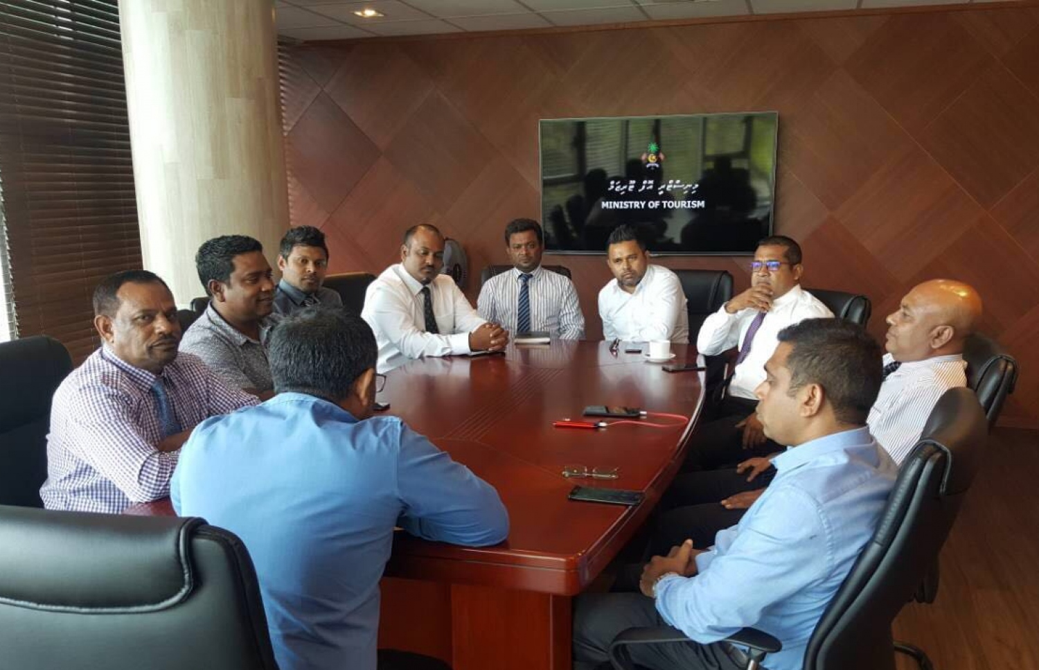 ޓޫރިޒަމް މިނިސްޓްރީގައި އިއްޔެ ބޭއްވި ބައްދަލުވުމެއްގައި ޒަމީރު، މަޖިލީހުގެ މެމްބަރުންތަކަކާ މަޝްވަރާ ކުރައްވާއިރު، މެމްބަރު ޚަލީލް (ކ-3) އަޑު އައްސަވަނީ.