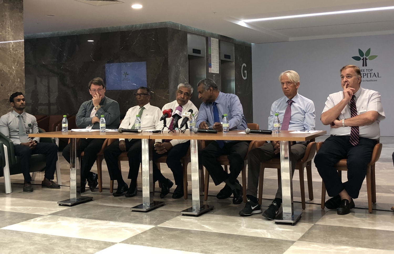 ޓްރީ ޓޮޕް ހޮސްޕިޓަލުގައި ބޭއްވި ނޫސްވެރިންގެ ބައްދަލުވުމުގައި އެތަނުގެ އިސް ވެރިން.-- ފޮޓޯ: މިހާރު