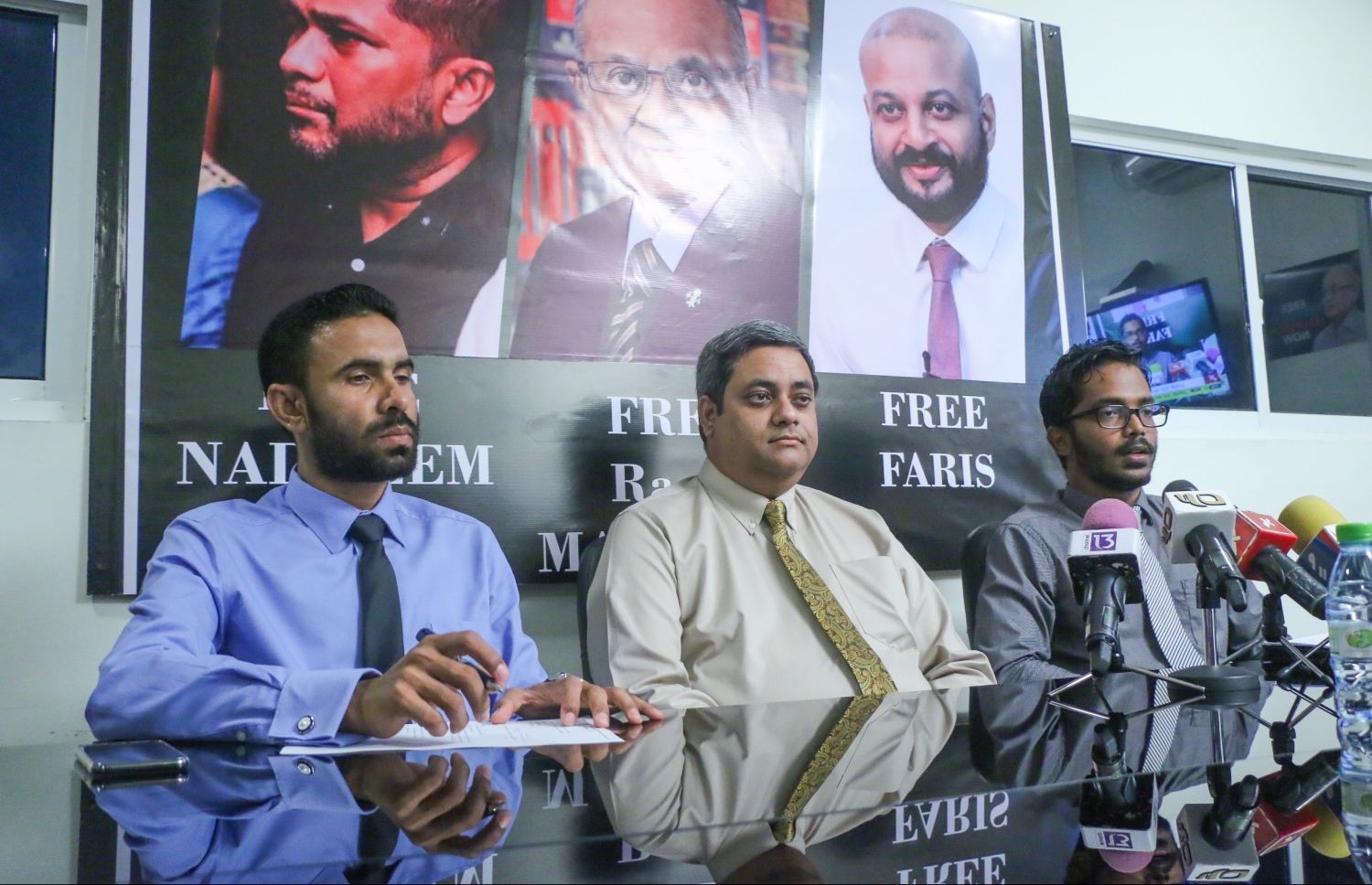 މައުމޫންގެ ވަކީލުންގެ ޓީމުން ބޭއްވި ނޫސްވެރިންގެ ބައްދަލުވުމުގައި މައުމޫން ހަމީދު (މ) ވާހަކަ ދައްކަވަނީ. --- ފޮޓޯ: ނިޝާން އަލީ/ މިހާރު