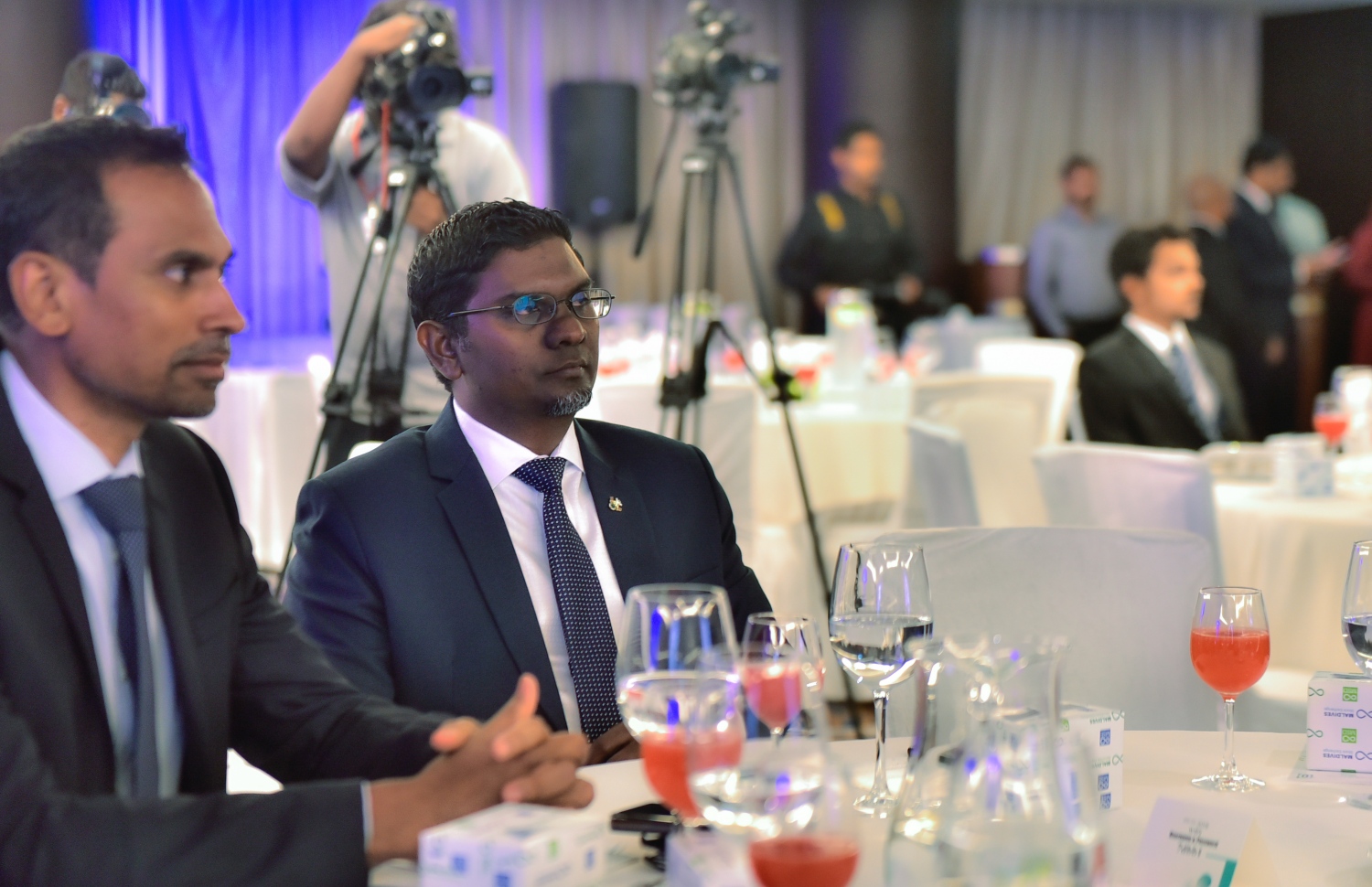 ސްޓޮކް އެކްސްޗޭންޖާއި ސެކިއުރިޓީސް ޑިޕޮސިޓަރީސް އަށް 10 އަހަރު ފުރުން ފާހަގަ ކުރުމަށް މިރޭ ބޭއްވި ރަސްމިއްޔާތުގައި ގަވަރުނަރު ހުމަދު ނަސީރު ބައިވެރިވެ ވަޑައިގަންނަވަނީ.-- ފޮޓޯ: މިހާރު/ހުސައިން ވަހީދު