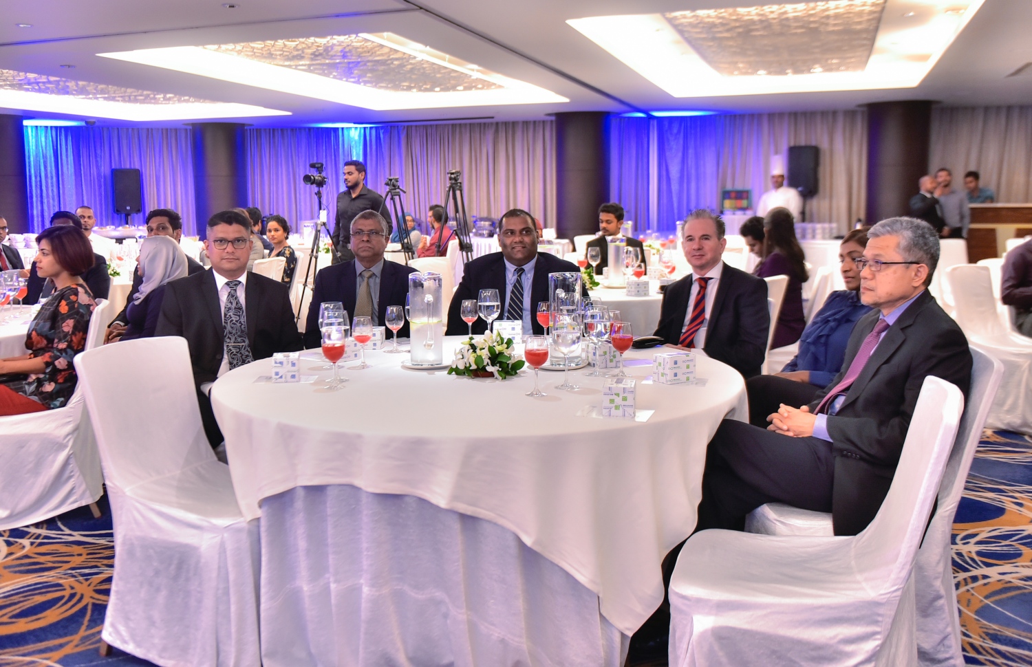 ސްޓޮކް އެކްސްޗޭންޖާއި ސެކިއުރިޓީސް ޑިޕޮސިޓަރީސް އަށް 10 އަހަރު ފުރުން ފާހަގަ ކުރުމަށް މިރޭގެ ރަސްމިއްޔާތުގެ ތެރެއިން.-- ފޮޓޯ: މިހާރު/ހުސައިން ވަހީދު