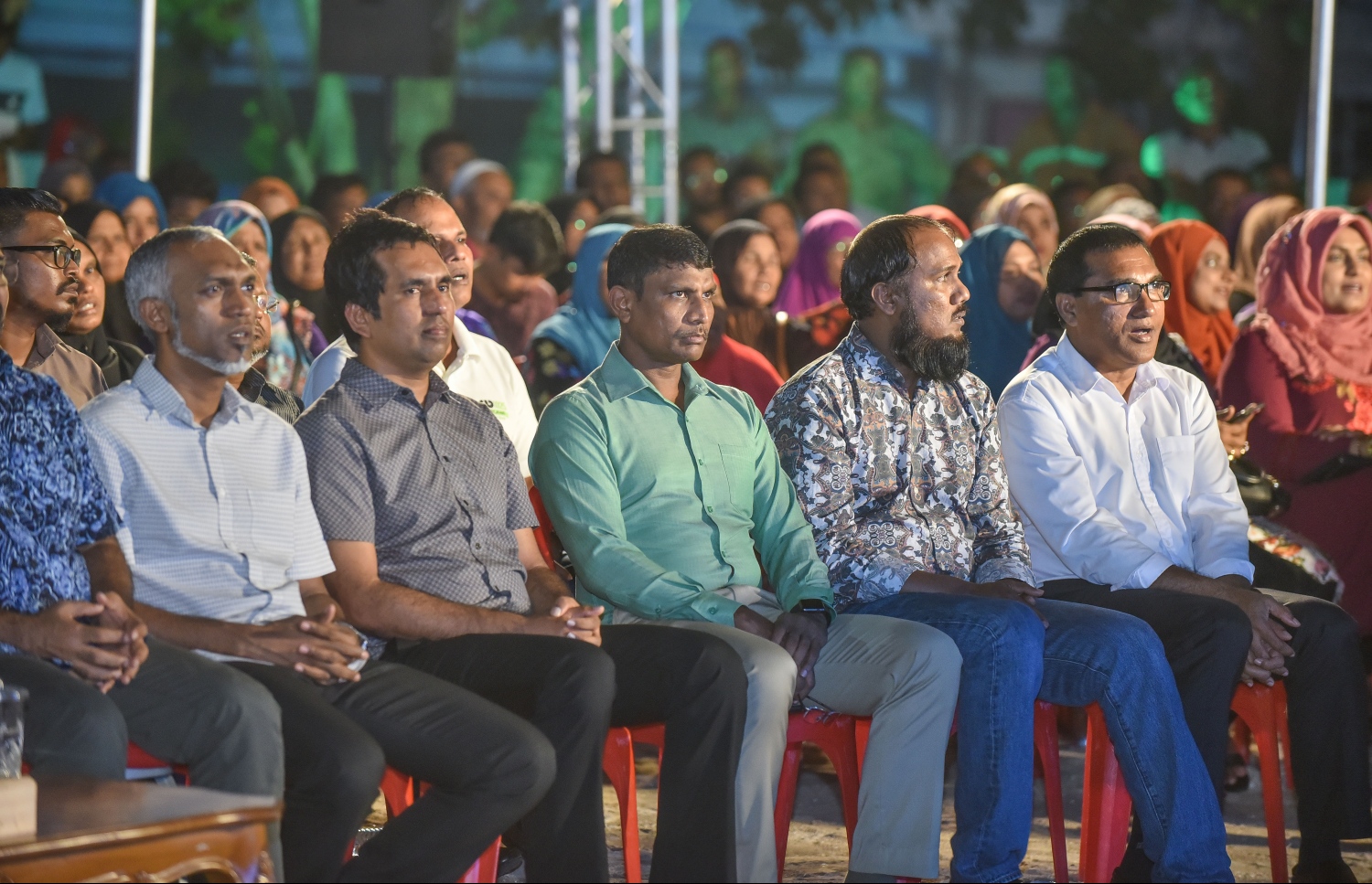 މިރޭ ބޭއްވި ޖަލްސާގައި ބައެއް ވަޒީރުންނާއި މަޖިލީހުގެ މެމްބަރުން ބައިވެރިވެވަޑައިގަންނަވަނީ. ---ފޮޓޯ: ނިޝާން އަލީ/ މިހާރު