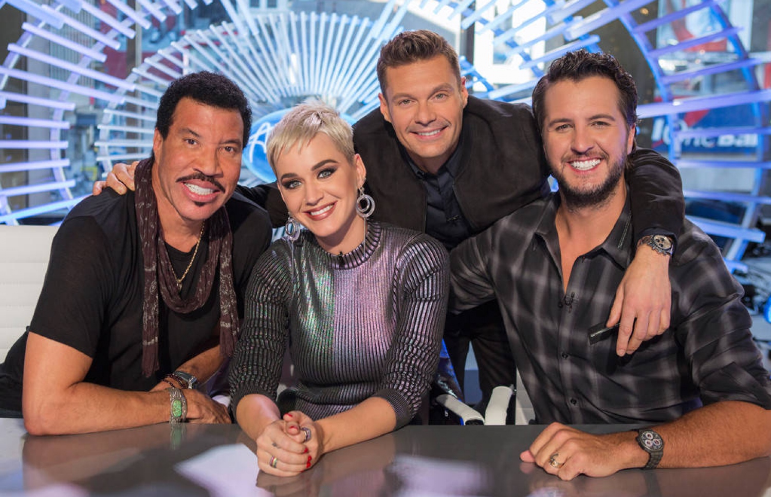 ރަޔަން ސީކްރެސްޓް "އެމެރިކަން އައިޑޮލް 16" ގެ ތިން ޖަޖުންނާ އެކު.