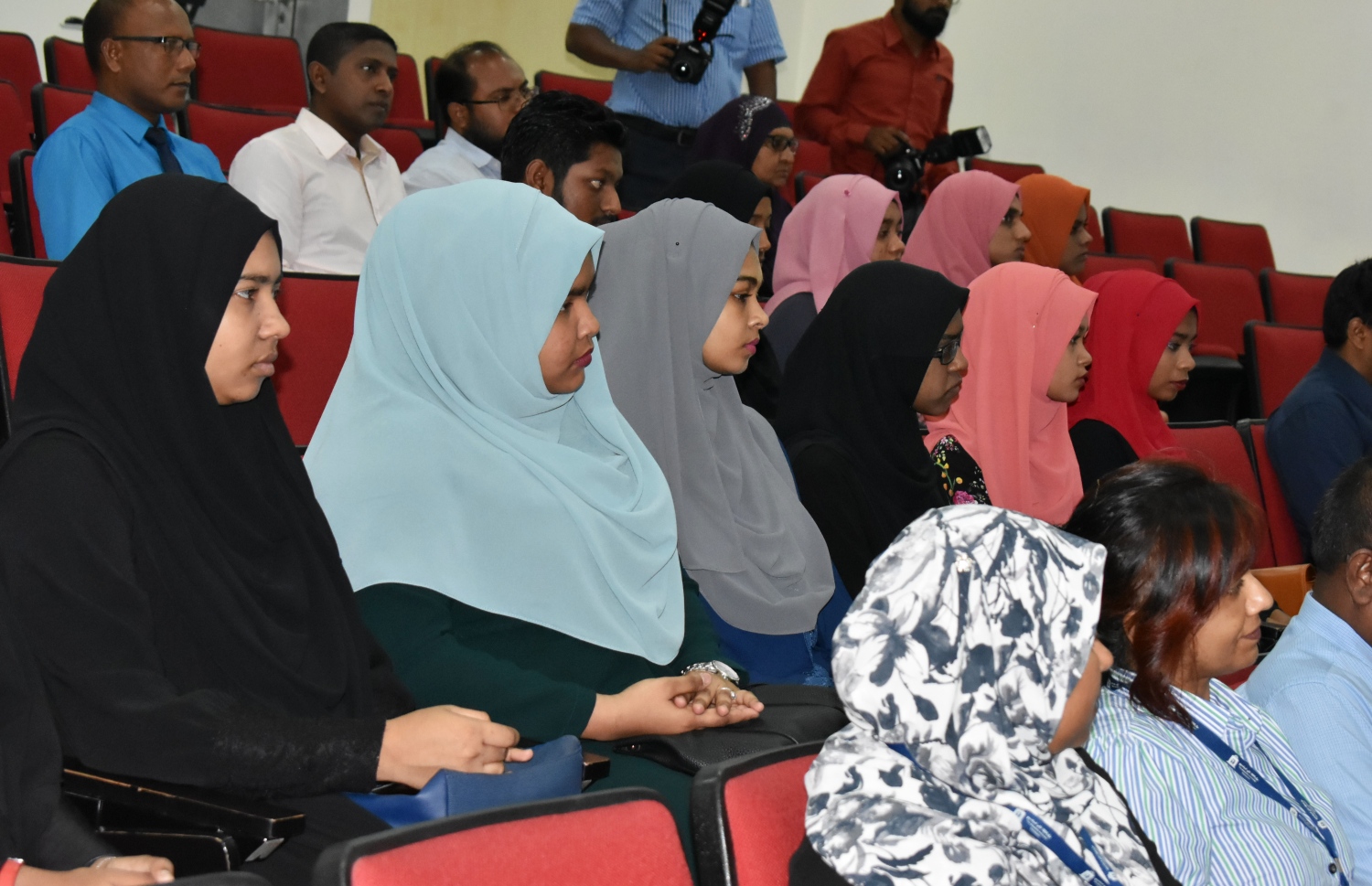 ގައުމީ ޔުނިވާސިޓީގެ ސްކޮލަޝިޕް ލިބުނު ދަރިވަރުންނަށް އެކަމުގެ ލިޔުން ހަވާލުކުރުމަށް މިއަދު ބޭއްވި ރަސްމިއްޔާތުގައި ބައވެރިވި ބައެއް ދަރިވަރުން.-- ފޮޓޯ: އެމްއެންޔޫ