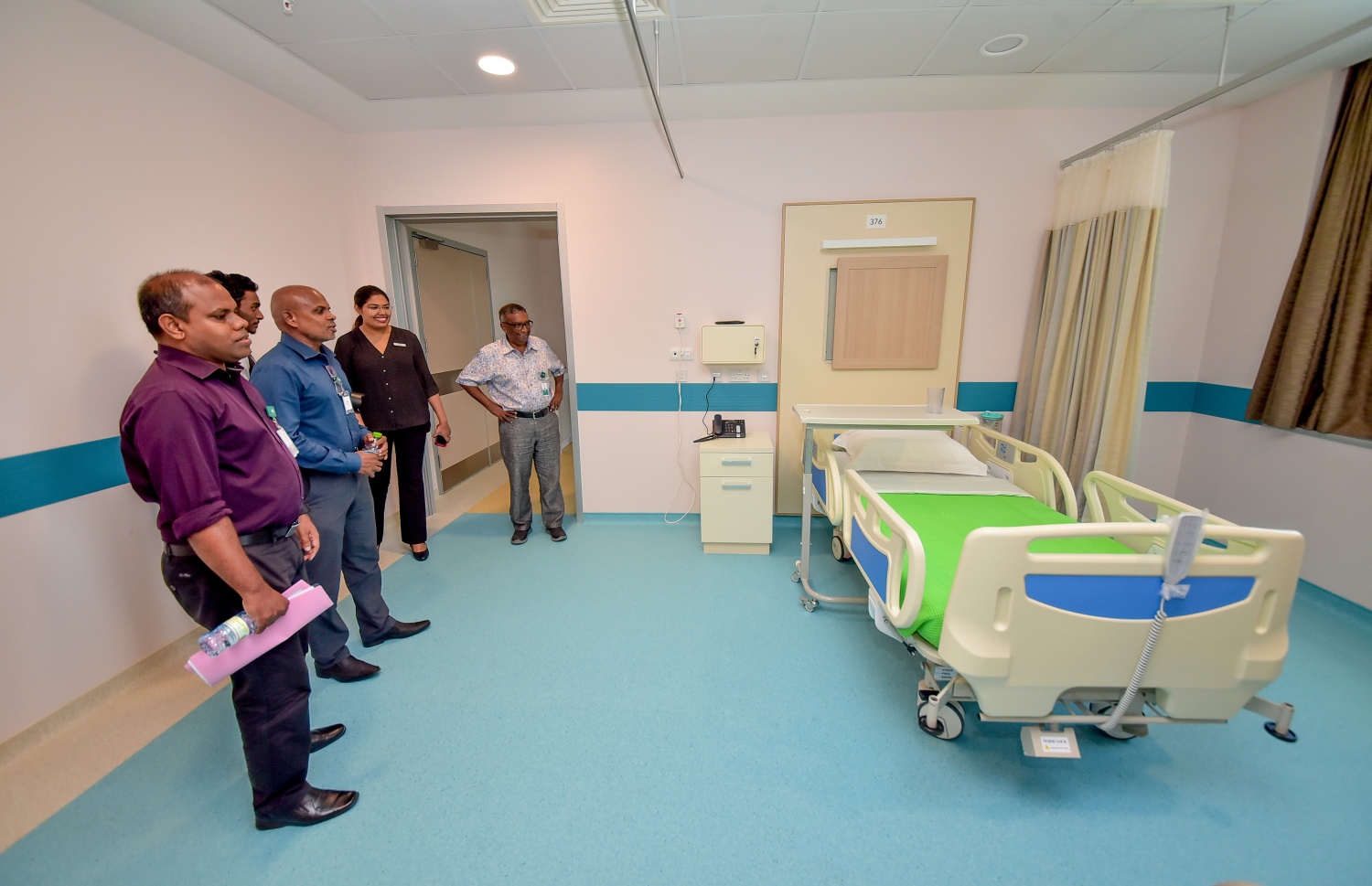 ހުޅުމާލެ: ފެބްރުއަރީ 28، 2018- ޓްރީ ޓޮޕް ހޮސްޕިޓަލް ހިންގާ ޓްރީ ޓޮޕް އިންވެސްޓްމެންޓުގެ އެއް ޑިރެކްޓަރު ސަލީމް، އެ ހޮސްޕިޓަލްގައި ބަލިމީހުން އެޑްމިޓް ކުރާ ކޮޓަރިއެއް "މިހާރު" ގެ ނޫސްވެރިންނަށް ދައްކާލައްވަނީ.---ފޮޓޯ: ނިޝާން އަލީ/މިހާރު