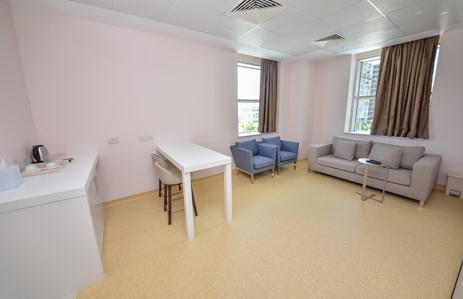 ހުޅުމާލެ: ފެބްރުއަރީ 28، 2018: ޓްރީ ޓޮޕް ހޮސްޕިޓަލްގެ ޑޮކްޓަރުން ބަލާ ކޮޓަރިއެއް.---ފޮޓޯ: ނިޝާން އަލީ/މިހާރު