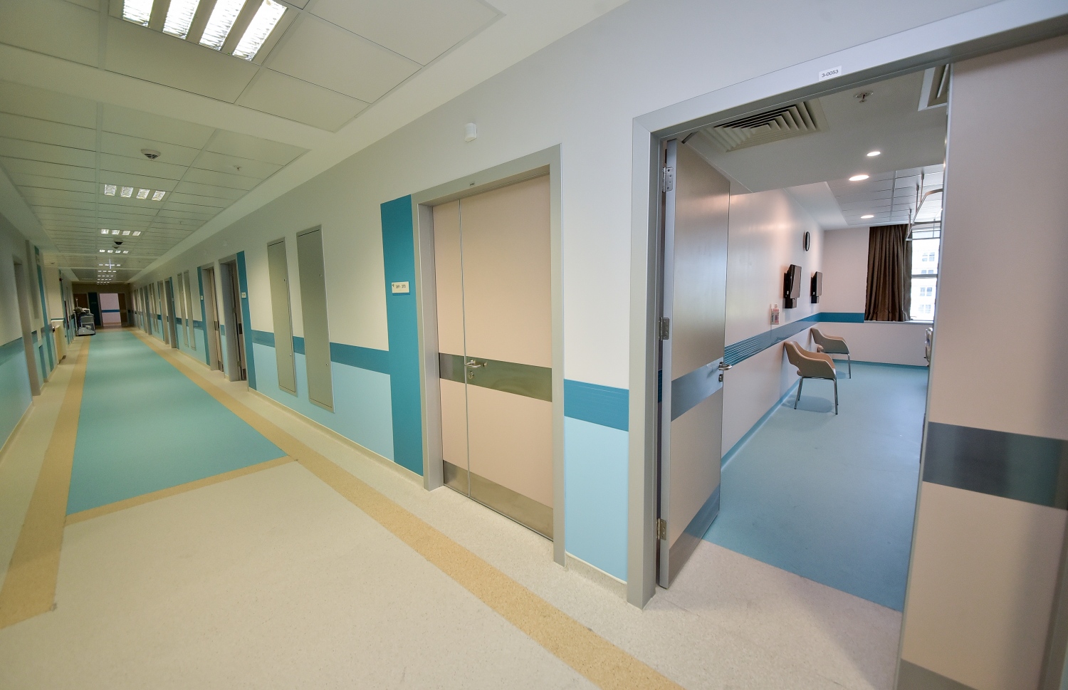 ހުޅުމާލެ: ފެބްރުއަރީ 28، 2018: ޓްރީ ޓޮޕް ހޮސްޕިޓަލްގެ ޑޮކްޓަރުން ބަލާ ކޮޓަރިތައް.---ފޮޓޯ: ނިޝާން އަލީ/މިހާރު