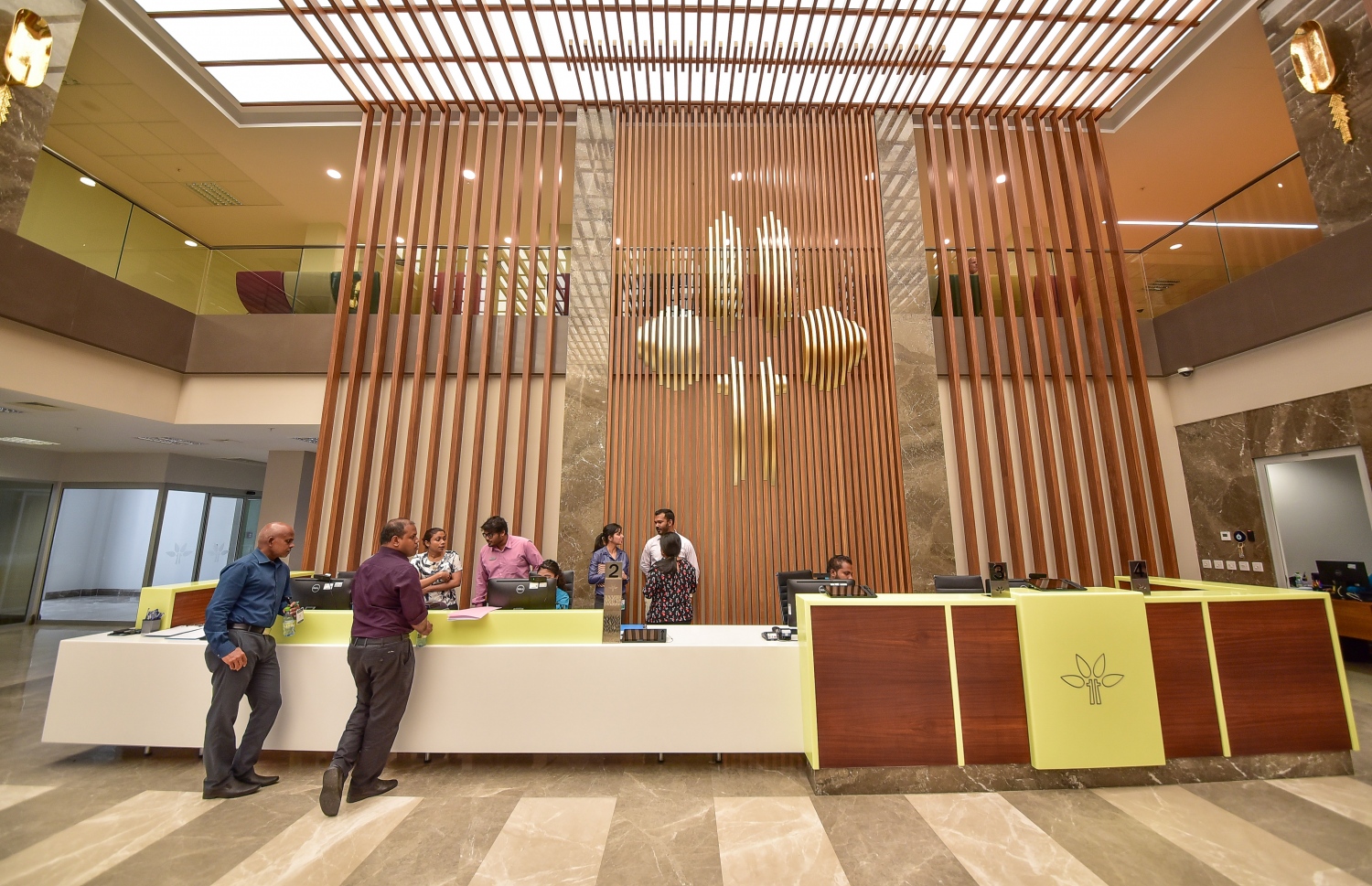 ހުޅުމާލެ: ފެބްރުއަރީ 28، 2018: ޓްރީ ޓޮޕް ހޮސްޕިޓަލްގެ މުވައްޒަފުންތަކެއް ރިސެޕްޝަނުން ޚިދުމަތް ދެނީ.---ފޮޓޯ: ނިޝާން އަލީ/މިހާރު