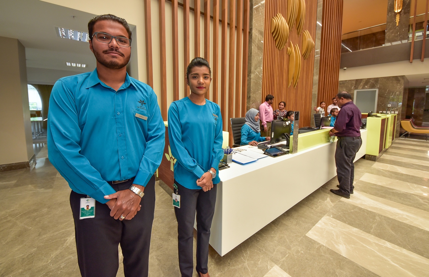 ހުޅުމާލެ: ފެބްރުއަރީ 28، 2018: ޓްރީ ޓޮޕް ހޮސްޕިޓަލްގެ ދެ މުވައްޒަފަކު އެ ތަނުގެ ލޮބީ އޭރިއާގައި މަޑުކޮށްލައިގެން ތިބިއިރު، ރިސެޕްޝަނުން ޚިދުމަތް ދެނީ.---ފޮޓޯ: ނިޝާން އަލީ/މިހާރު