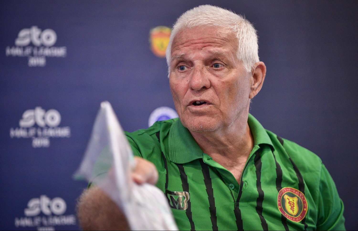 ވިކްޓަރީގެ ކޯޗު ކިސް ނޫސްވެރިންގެ ބައްދަލުވުމުގައި ވާހަކަދައްކަނީ. –ފޮޓޯ: ނިޝާން އަލީ/ މިހާރު