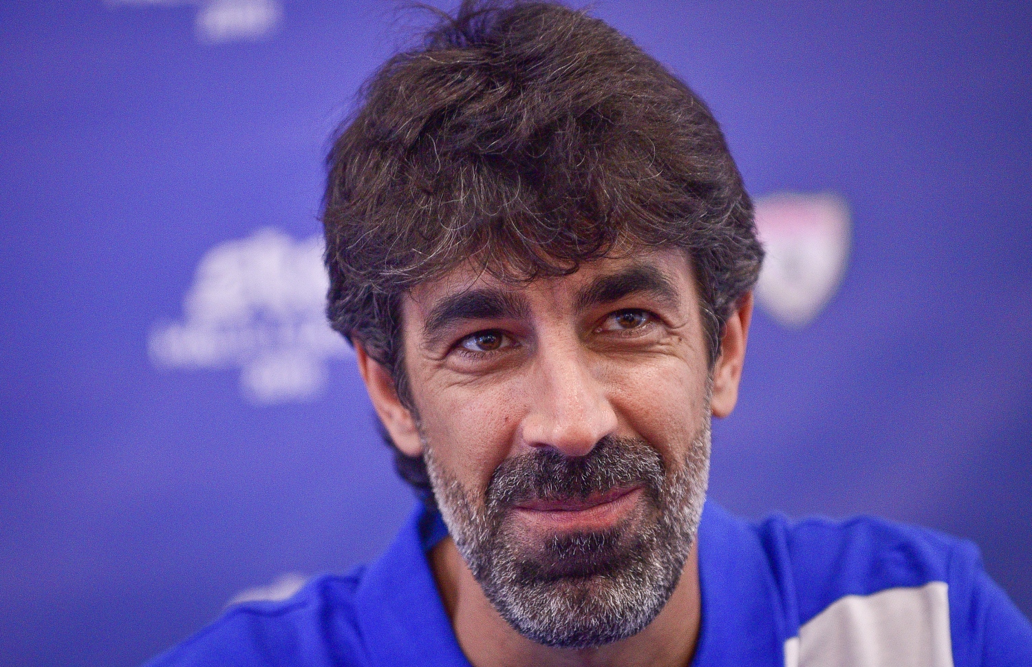 ނިއުގެ ކޯޗު އޮސްކާ ބްރުޒޮން ނޫސްވެރިންގެ ބައްދަލުވުމުގައި ވާހަކަ ދައްކަނީ. -- ފޮޓޯ: ނިޝާން އަލީ/ މިހާރު