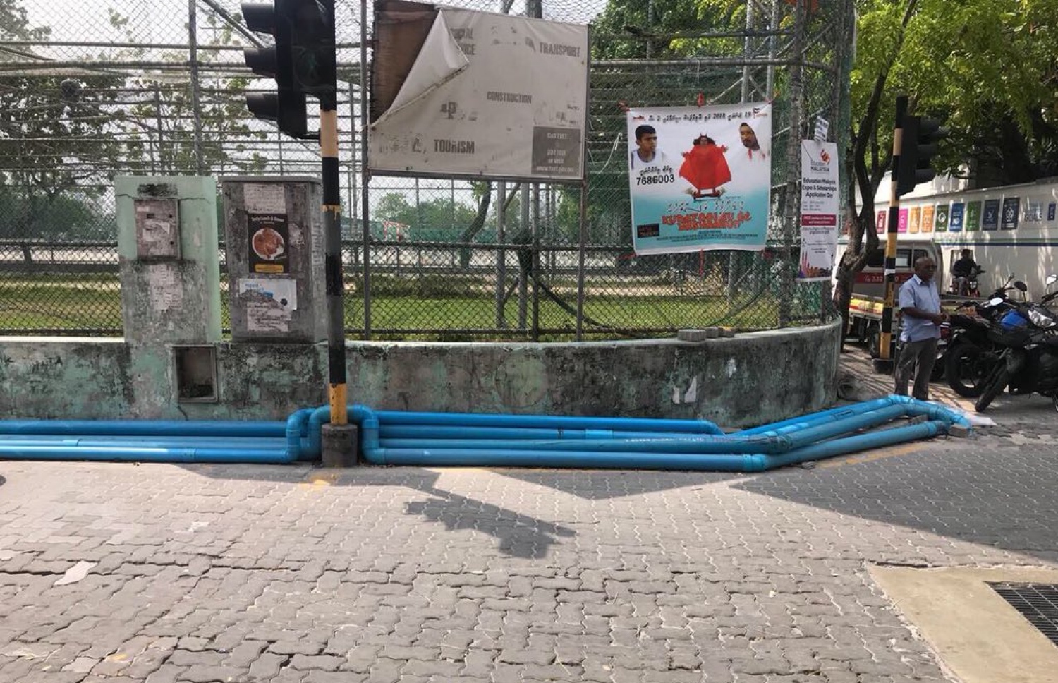 އިމާރާތްކުރާ ތަންތަނުން މޫދަށް ފެން ބޭރުކުރަން މާލޭ މަގުމަތީގައި ހޮޅި އަޅާފައި: މިފަދަ ހޮޅިތައް ގިނަވެ، އާއްމު އުނދަގުލަކަށް ވަނީ ވެފައި.