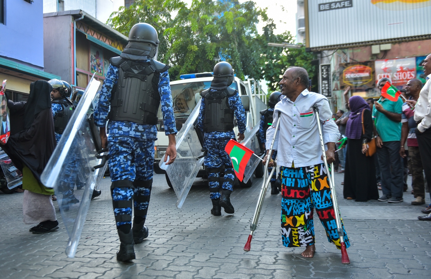 އަބްދުއްރަޝީދު މިއަދުގެ މުޒާހަރާގައި ފުލުހުންނާ ދިމާއަށް ބަލަހައްޓައިގެން .---ފޮޓޯ: ހުސައިން ވަހީދު/މިހާރު