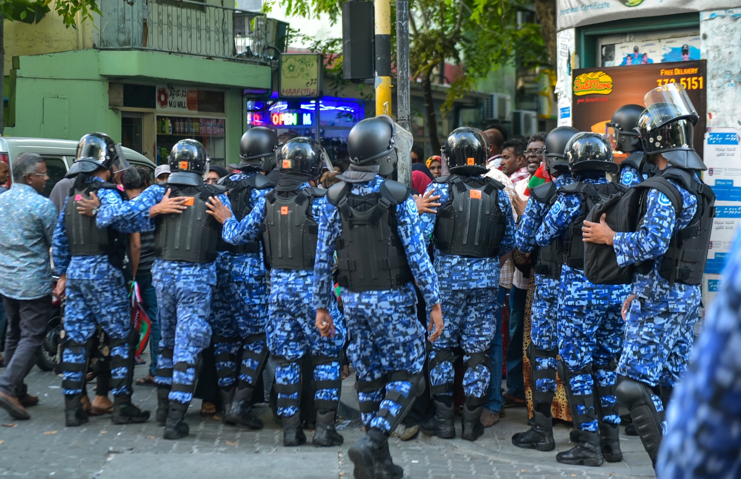 އެސްއޯ ފުލުހުންމަގުމަތީގައި ހަރަކާތްތެރިވަނީ: ވަރަށް ބޮޑު ހަމަނުޖެހުމެއް ނުހިނގަނީސް އެސްއޯ ފުލުހުން ނެރުމަކީ ސީދާ އެ މަނިކުފާނު ދެކޮޅު ކަމެއް ކަމަށް ރައީސް މިއަދު ވިދާޅުވި.