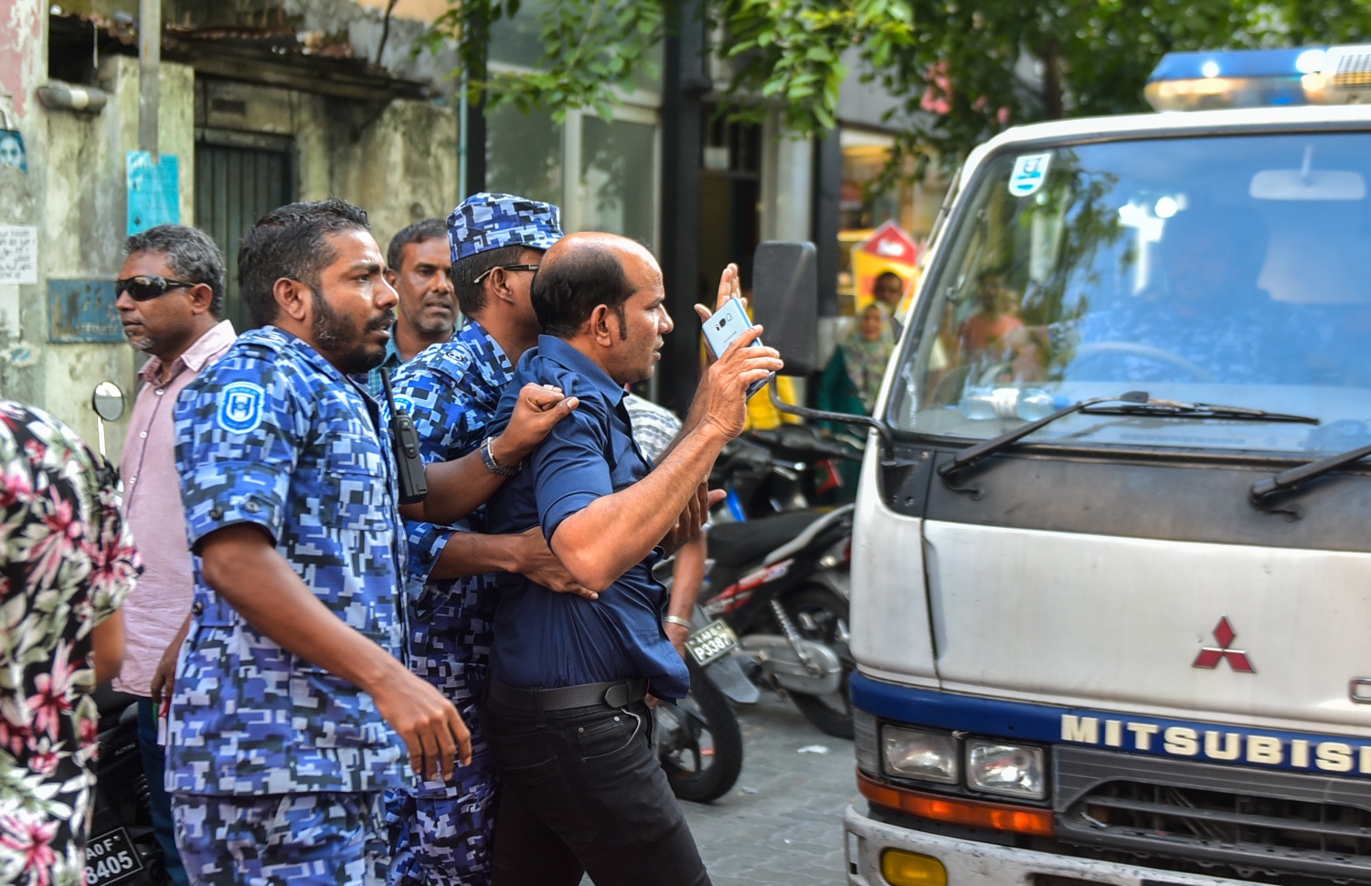 އިދިކޮޅު ފަރާތްތަކުން މިއަދު ކުރިއަށްގެންދިޔަ މުޒާހަރާގައި ދިއްދޫ ދާއިރާގެ މެމްބަރު ލަތީފް ހައްޔަރުކޮށްގެން ގެންދަނީ .---ފޮޓޯ: ހުސައިން ވަހީދު/މިހާރު