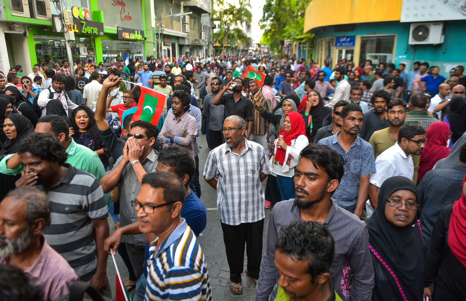 ސުޕްރީމް ކޯޓުން މިދިޔަ މަހުގެ 1 ގައި ނެރުނު އަމުރު ތަންފީޒު ކުރުމަށް ގޮވާލައި އިދިކޮޅު ފަރާތްތަކުން އިއްޔެ މާލޭގެ މަޖީދީމަގުގެ އެކި ސަރަހައްދުތަކުގައި ކުރި މުޒާހަރާގެ ތެރެއިން .---ފޮޓޯ: ހުސައިން ވަހީދު/މިހާރު