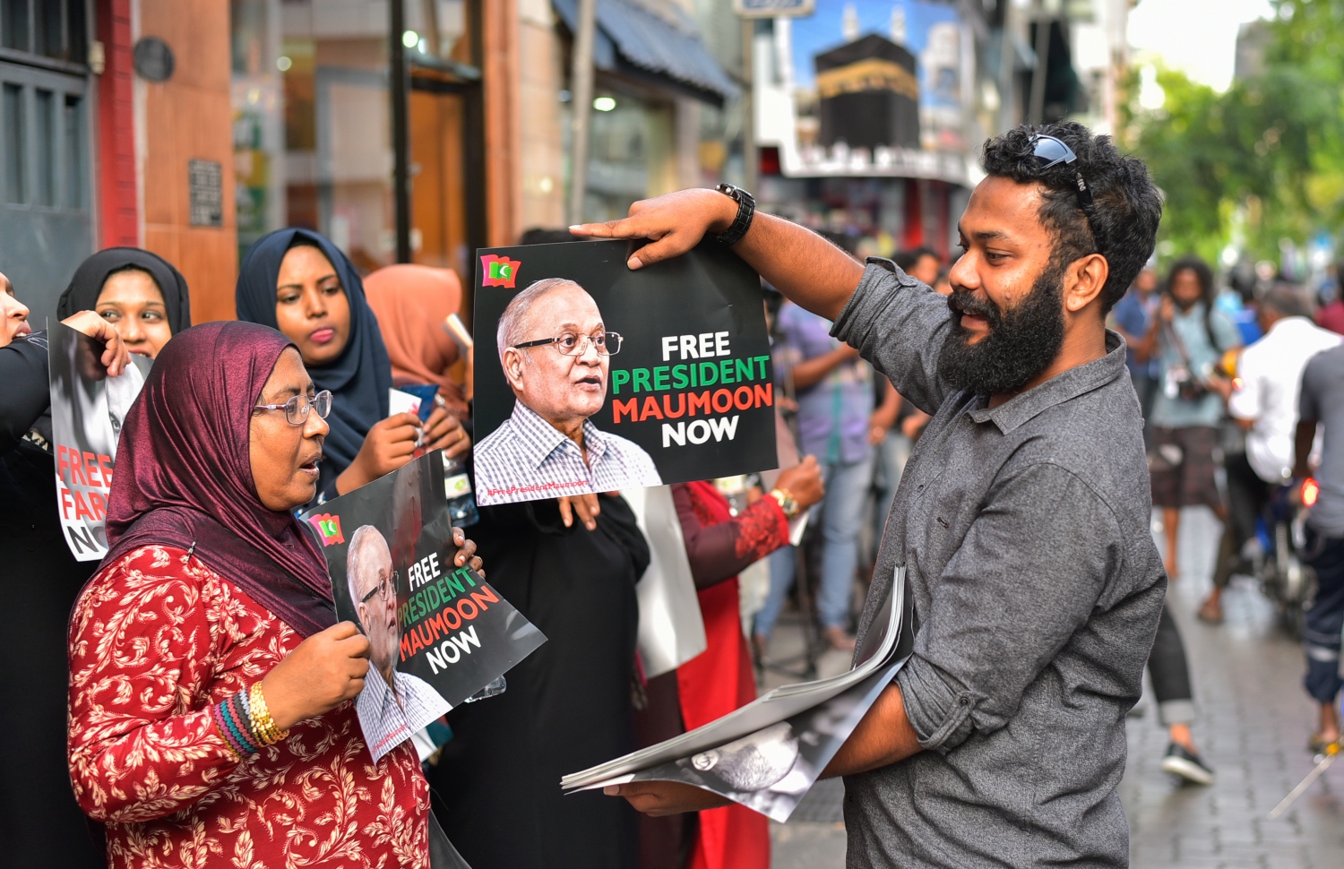 ސުޕްރީމް ކޯޓުން މިދިޔަ މަހުގެ 1 ގައި ނެރުނު އަމުރު ތަންފީޒު ކުރުމަށް ގޮވާލައި އިދިކޮޅު ފަރާތްތަކުން އިއްޔެ މާލޭގެ މަޖީދީމަގުގެ އެކި ސަރަހައްދުތަކުގައި ކުރި މުޒާހަރާގެ ތެރެއިން .---ފޮޓޯ: ހުސައިން ވަހީދު/މިހާރު