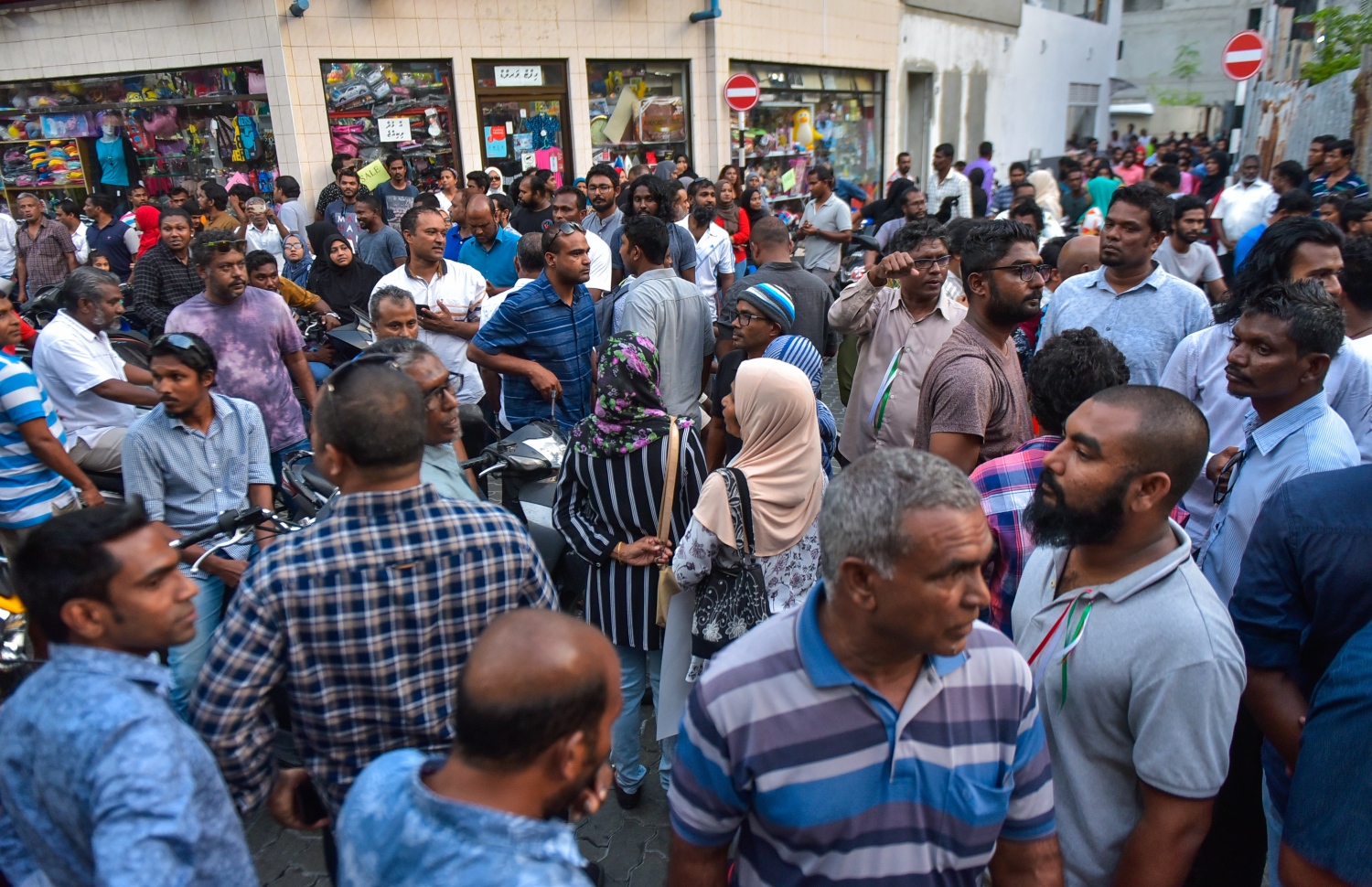 ސުޕްރީމް ކޯޓުން މިދިޔަ މަހުގެ 1 ގައި ނެރުނު އަމުރު ތަންފީޒު ކުރުމަށް ގޮވާލައި އިދިކޮޅު ފަރާތްތަކުން މާލޭގެ މަޖީދީމަގުގެ އެކި ސަރަހައްދުތަކުގައި ކުރި މުޒާހަރާގެ ތެރެއިން .---ފޮޓޯ: ހުސައިން ވަހީދު/މިހާރު