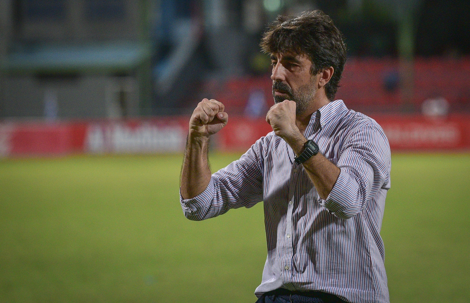 ނިއުގެ ކޯޗު އޮސްކާ ބްރުޒޮން މެޗަށް ފަހު އުފާފާޅުކުރަނީ. –ފޮޓޯ: ނިޝާން އަލީ/ މިހާރު