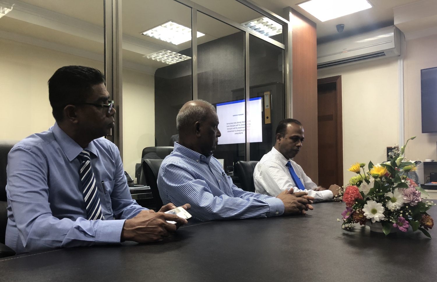 ސޮލަރެލްގެ ޗެއާމަން ބަންދު އިބްރާހިމް ސަލީމް (މ)، މެނޭޖިން ޑައިރެކްޓާ އަނުރާ ޕެރޭރާ (ކ).