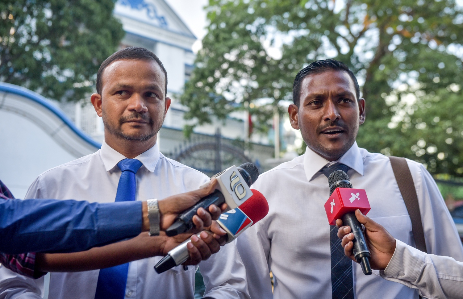 ވަކީލު ޝަމީމް (ކ) އަދި އަލީ ހުސައިން މިއަދު ނޫސްވެރިންނާ ވާހަކަ ދައްކަވަނީ: އެ ބޭފުޅުން ހާޒިރުކުރީ ރާއްޖެ ޓީވީގެ ޕްރޮގްރާމެއްގައި ދެއްކެވި ވާހަކަތަކަކާ ގުޅިގެން.---ފޮޓޯ: ނިޝާން އަލީ/މިހާރު