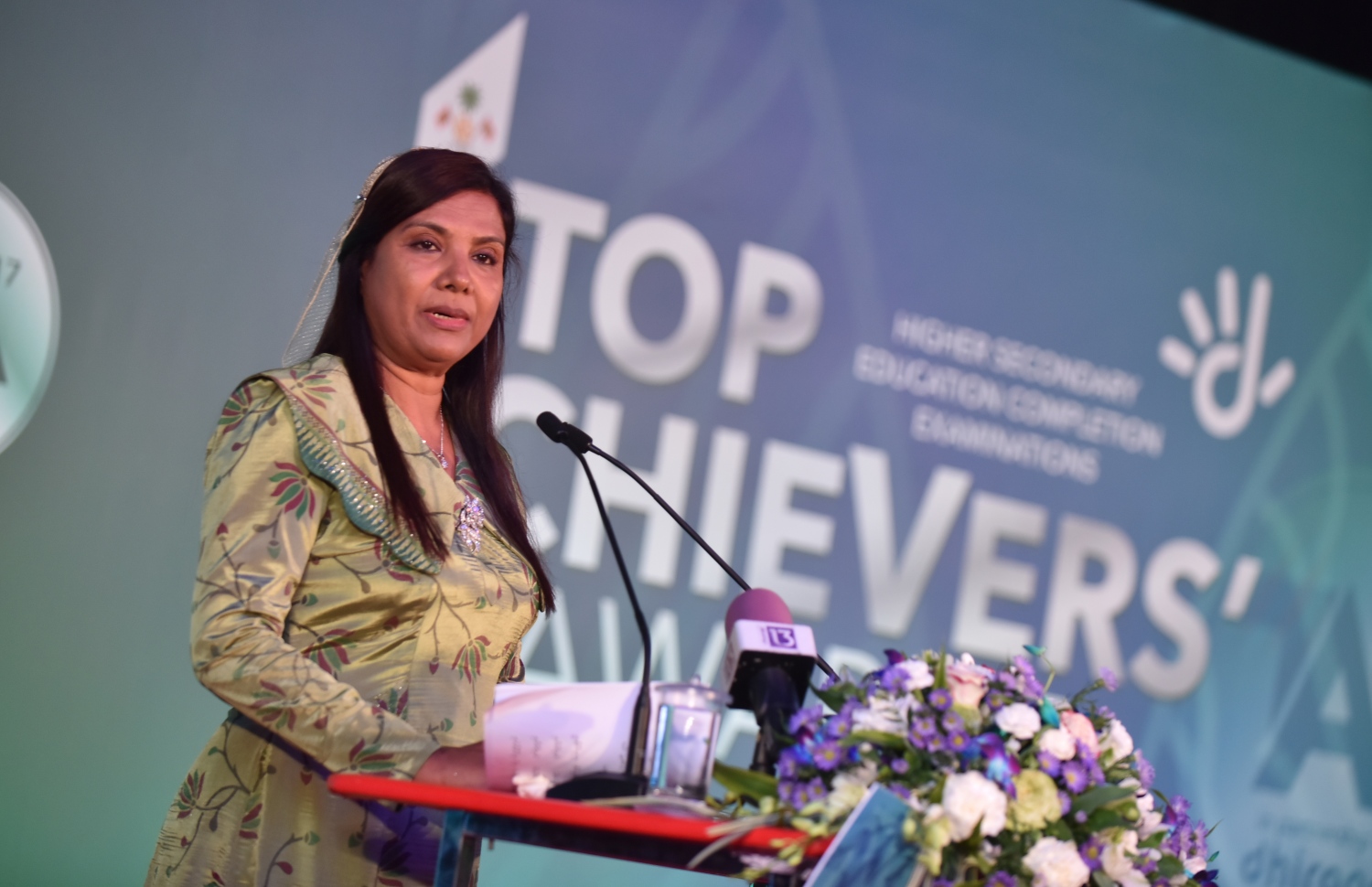 މާލެ: މާޗް 4، 2018- މިދިޔަ އަހަރުގެ އޭ ލެވެލް އިމްތިހާނުން ވަނަތައް ހާސިލްކުރި ދަރިވަރުންނަށް އިނާމު ދިނުމަށް ބޭއްވި ރަސްމިއްޔާތުގައި އެޑިއުކޭޝަން މިނިސްޓަރު އާއިޝަތު ޝިހާމް ވާހަކަ ދައްކަވަނީ.---ފޮޓޯ: ހުސައިން ވަހީދު/މިހާރު