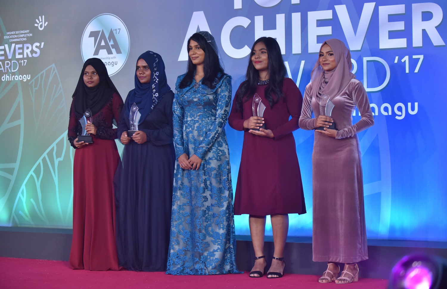 މާލެ: މާޗް 4، 2018- މިދިޔަ އަހަރުގެ އޭ ލެވެލް އިމްތިހާނުން ތަފާތު ވަނަތައް ހާސިލްކުރި ބައެއް ދަރިވަރުންނާއެކު ޖެންޑާ މިނިސްޓަރު ޒެނީޝާ ފޮޓޯއެއް ނަންގަވަނީ.---ފޮޓޯ: ހުސައިން ވަހީދު/މިހާރު