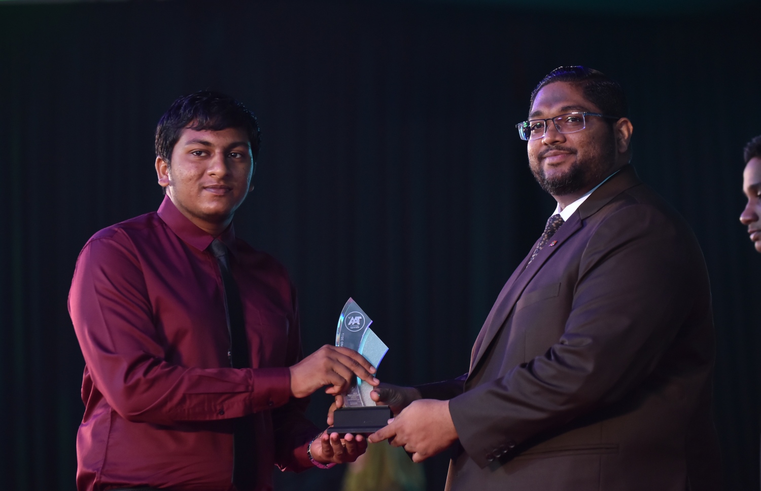 މާލެ: މާޗް 4، 2018- މިދިޔަ އަހަރުގެ އޭ ލެވެލް އިމްތިހާނުގެ ޓޮޕް އެޗީވާސް އެވޯޑް ދިނުމުގެ ރަސްމިއްޔާތުގައި، ބަންޑާރަ ނައިބު މުހައްމަދު އަނިލް ދަރިވަރަކަށް އިނާމު ދެއްވަނީ---ފޮޓޯ: ހުސައިން ވަހީދު/މިހާރު