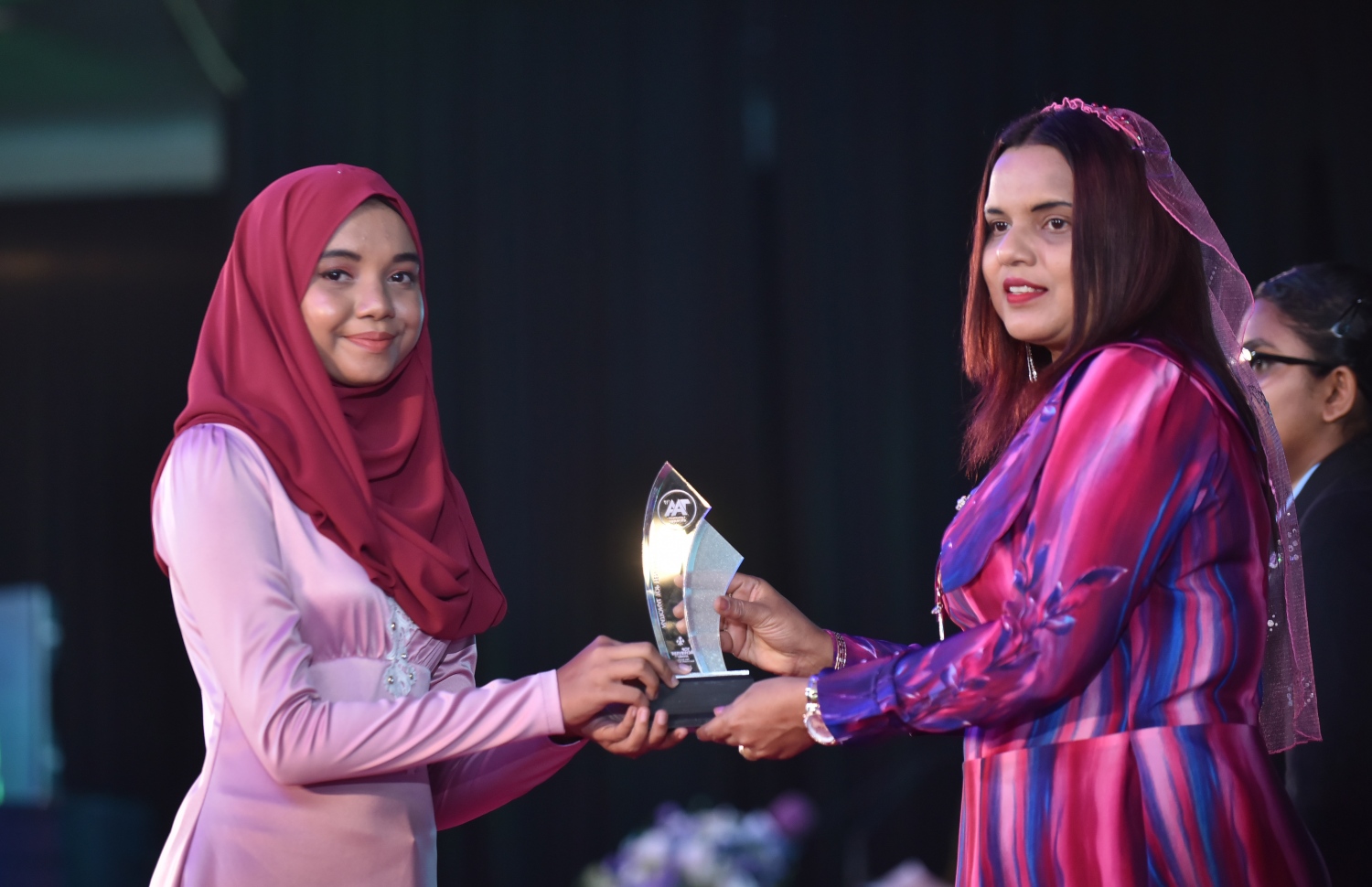 މާލެ: މާޗް 4، 2018- މިދިޔަ އަހަރުގެ އޭ ލެވެލް އިމްތިހާނުގެ ޓޮޕް އެޗީވާސް އެވޯޑް ދިނުމުގެ ރަސްމިއްޔާތުގައި، ޔޫތު އެންޑް ސްޕޯޓްސް މިނިސްޓަރު އިރުތިޝާމް އާދަމް ދަރިވަރަކަށް އިނާމު ދެއްވަނީ---ފޮޓޯ: ހުސައިން ވަހީދު/މިހާރު