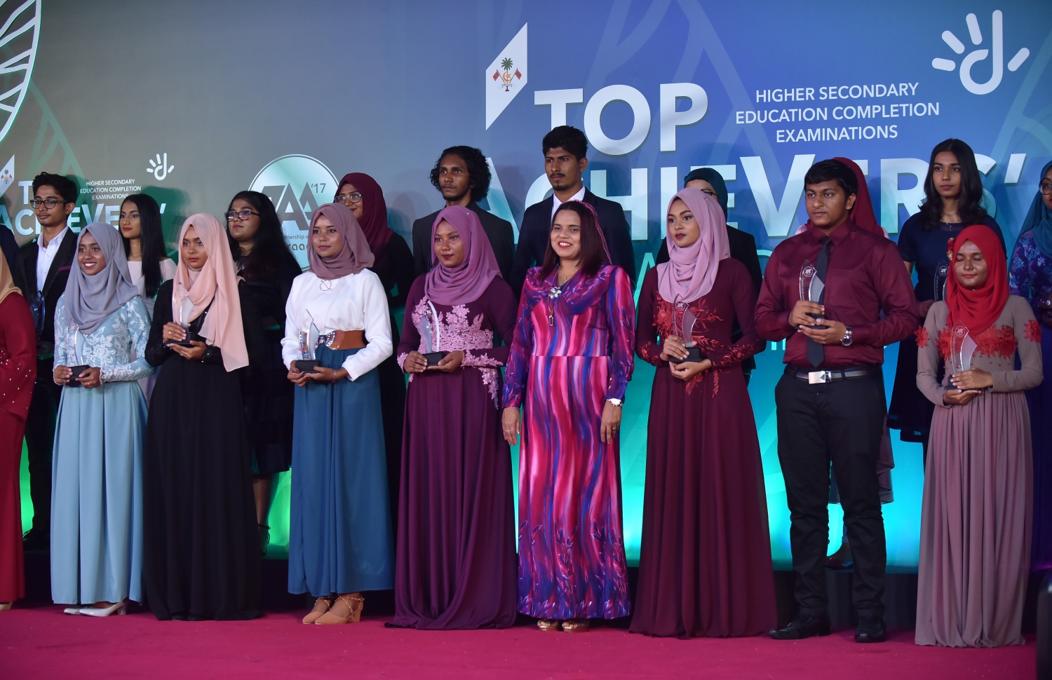 މާލެ: މާޗް 4، 2018- މިދިޔަ އަހަރުގެ އޭ ލެވެލް އިމްތިހާނުން ތަފާތު ވަނަތައް ހާސިލްކުރި ބައެއް ދަރިވަރުންނާއެކު ޒުވާނުންނާއި ކުޅިވަރާ ބެހޭ މިނިސްޓަރު އިރުތިޝާމް ފޮޓޯއެއް ނަންގަވަނީ.---ފޮޓޯ: ހުސައިން ވަހީދު/މިހާރު