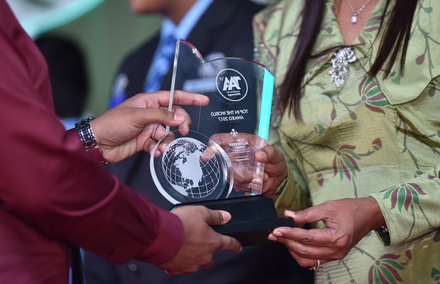 މާލެ: މާޗް 4، 2018- މިދިޔަ އަހަރުގެ އޭ ލެވެލް އިމްތިހާނުގެ ޓޮޕް އެޗީވާސް އެވޯޑް ދިނުމުގެ ރަސްމިއްޔާތުގައި، ދުނިޔޭގެ އެވޯޑު ހާސިލް ކުރި ދަރިވަރުންނަށް ދިން އެވޯޑް.---ފޮޓޯ: ހުސައިން ވަހީދު/މިހާރު