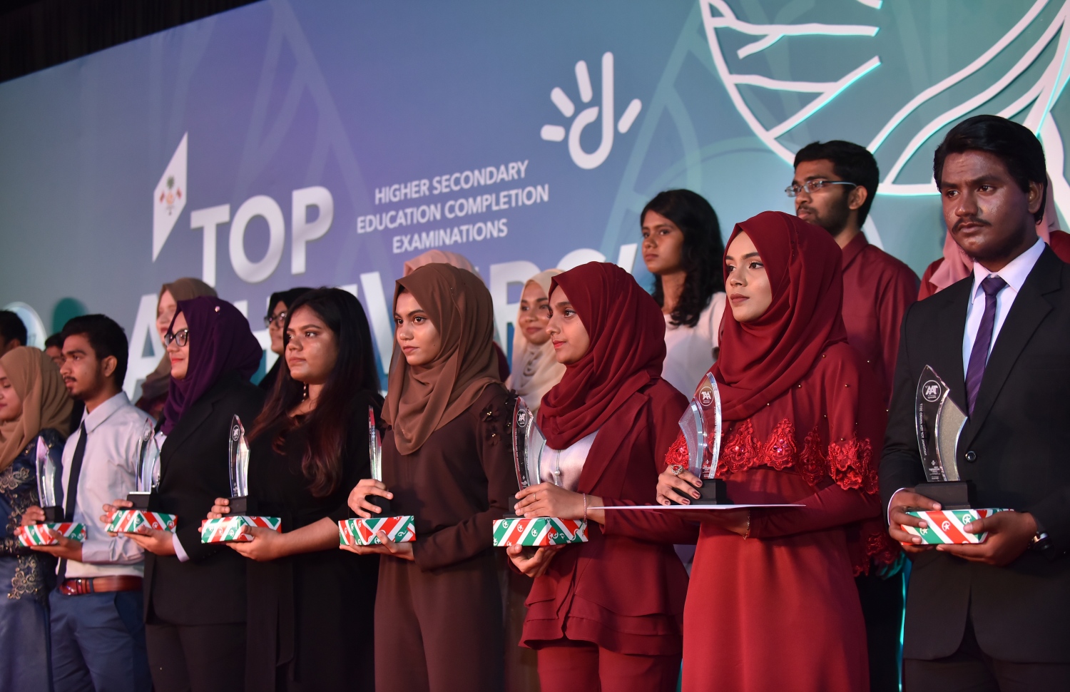 މާލެ: މާޗް 4، 2018- މިދިޔަ އަހަރުގެ އޭ ލެވެލް އިމްތިހާނުގެ ގަދަ 10 ގައި ހިމެނުނު ބައެއް ދަރިވަރުން އިނާމާއެކު ސްޓޭޖުމަތީގައި.---ފޮޓޯ: ހުސައިން ވަހީދު/މިހާރު