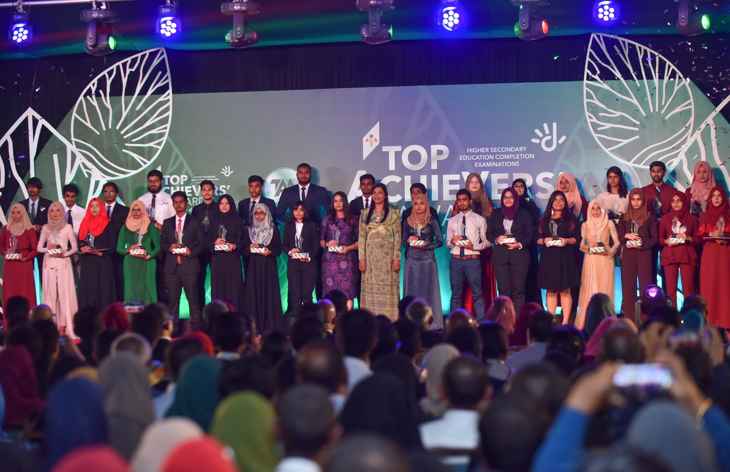 މާލެ: މާޗް 4، 2018- މިދިޔަ އަހަރުގެ އޭ ލެވެލް އިމްތިހާނުގެ ގަދަ 10 ގައި ހިމެނުނު ދަރިވަރުންނާއެކު، އެޑިއުކޭޝަން މިނިސްޓަރު އައިޝަތު ޝިހާމް ފޮޓޯއެއް ނަންގަވަނީ.---ފޮޓޯ: ހުސައިން ވަހީދު/މިހާރު