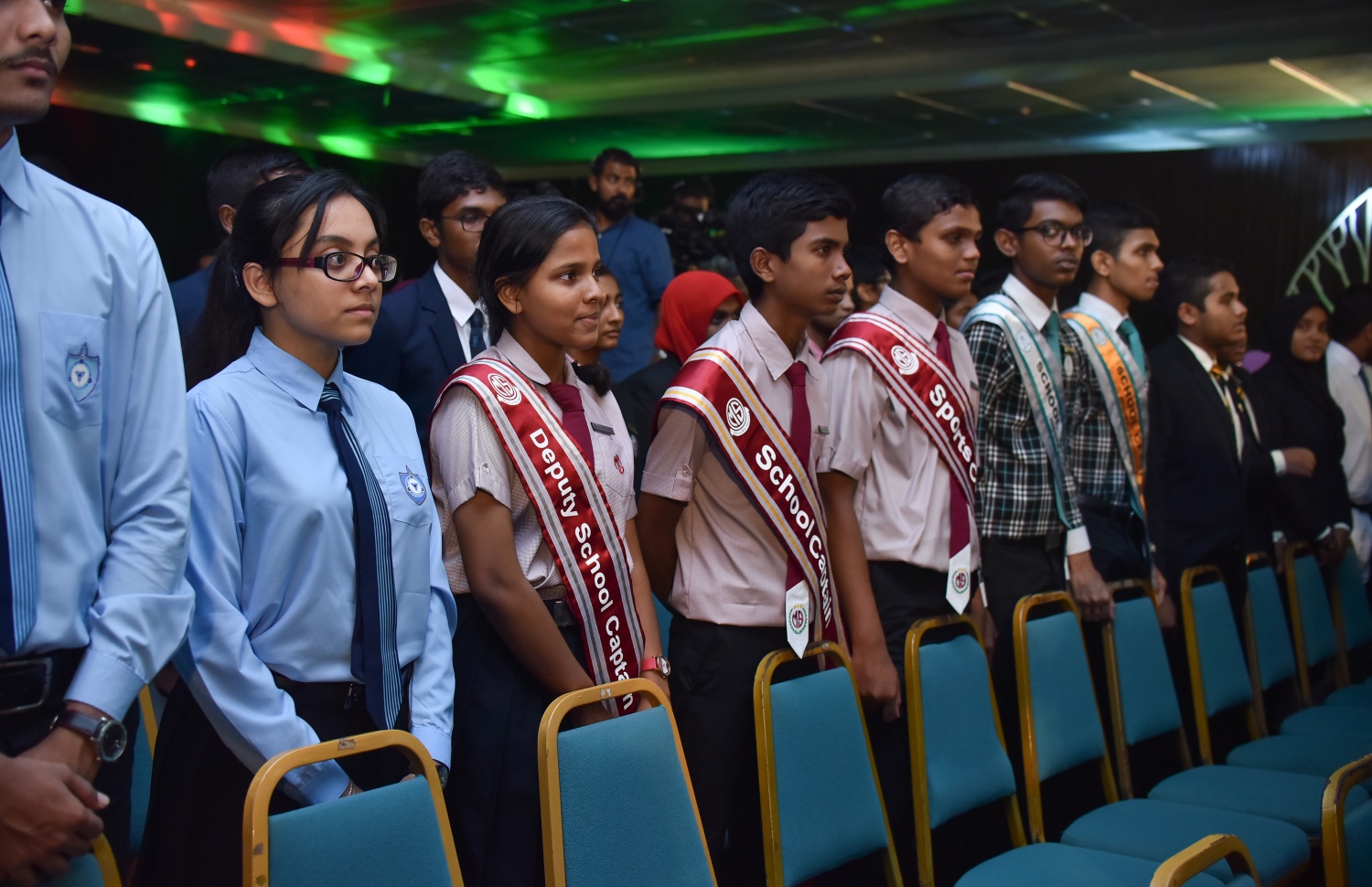 މާލެ: މާޗް 4، 2018- މިދިޔަ އަހަރުގެ އޭ ލެވެލް އިމްތިހާނުގެ ޓޮޕް އެޗީވާސް އެވޯޑް ދިނުމުގެ ރަސްމިއްޔާތުގައި، މާލޭގެ އެކި ސްކޫލުތައް ތަމްސީލް ކުރާ ބައެއް ދަރިވަރުން ބައިވެރިވަނީ.---ފޮޓޯ: ހުސައިން ވަހީދު/މިހާރު