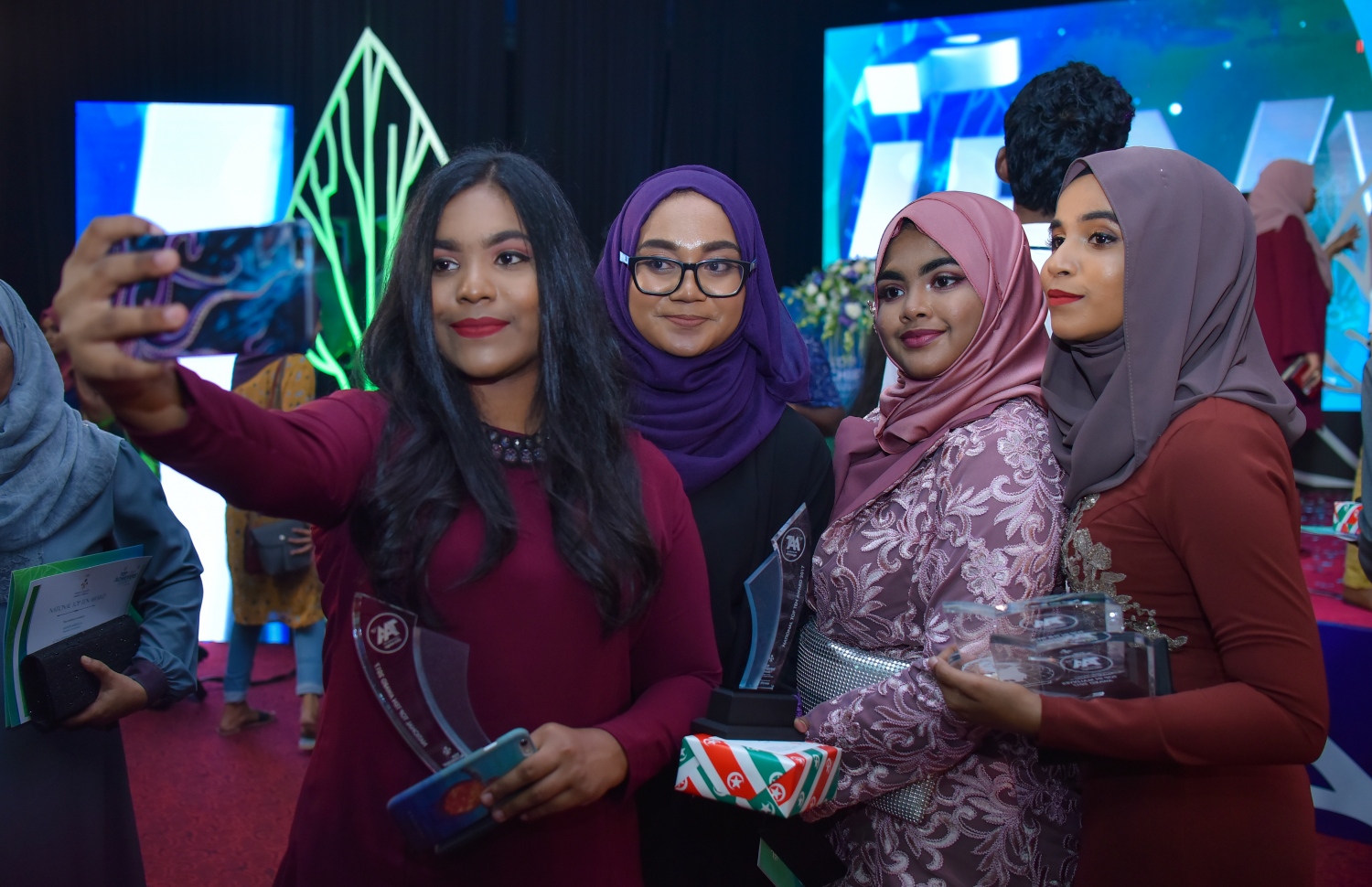 އޭ ލެވެލްގެ ގަދަ 10 އިއުލާން ކުރުން