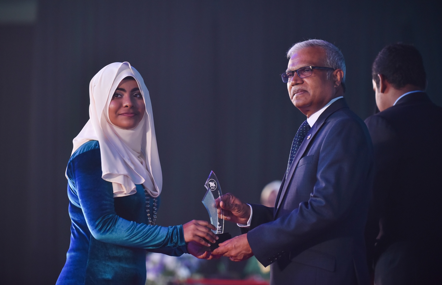 މާލެ: މާޗް 4، 2018- މިދިޔަ އަހަރުގެ އޭ ލެވެލް އިމްތިހާނުގެ ޓޮޕް އެޗީވާސް އެވޯޑް ދިނުމުގެ ރަސްމިއްޔާތުގައި، ފޮރިން މިނިސްޓަރު ޑރ. އާސިމް ދަރިވަރަކަށް އިނާމު ދެއްވަނީ---ފޮޓޯ: ހުސައިން ވަހީދު/މިހާރު