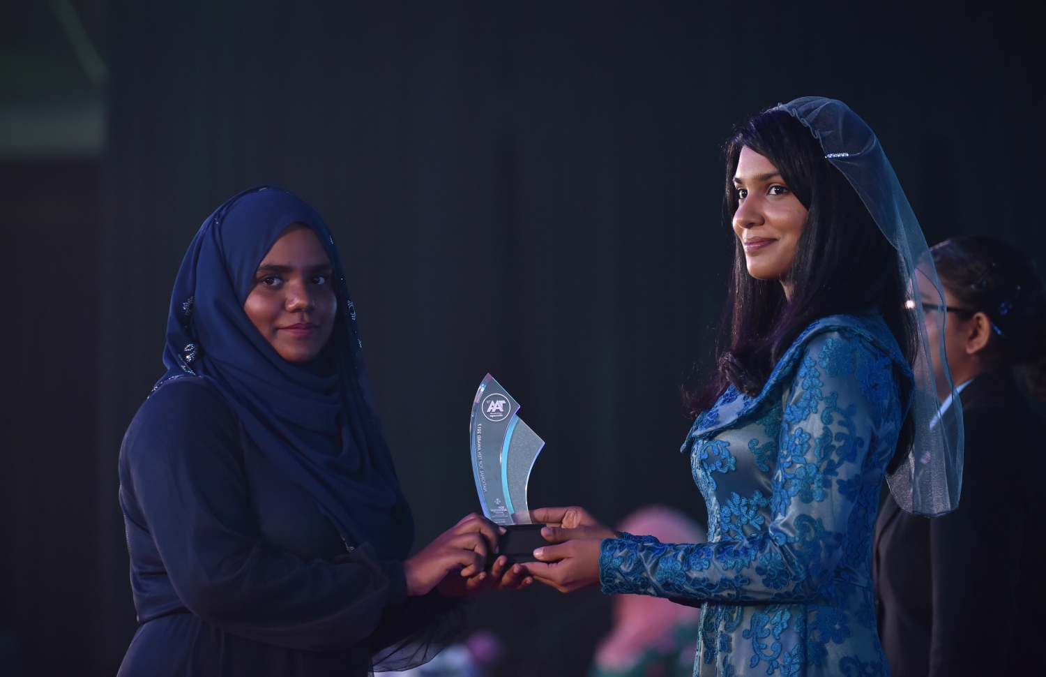 މާލެ: މާޗް 4، 2018- މިދިޔަ އަހަރުގެ އޭ ލެވެލް އިމްތިހާނުގެ ޓޮޕް އެޗީވާސް އެވޯޑް ދިނުމުގެ ރަސްމިއްޔާތުގައި، ޖެންޑާ މިނިސްޓަރު ޒެނީޝާ ދަރިވަރަކަށް އިނާމު ދެއްވަނީ---ފޮޓޯ: ހުސައިން ވަހީދު/މިހާރު