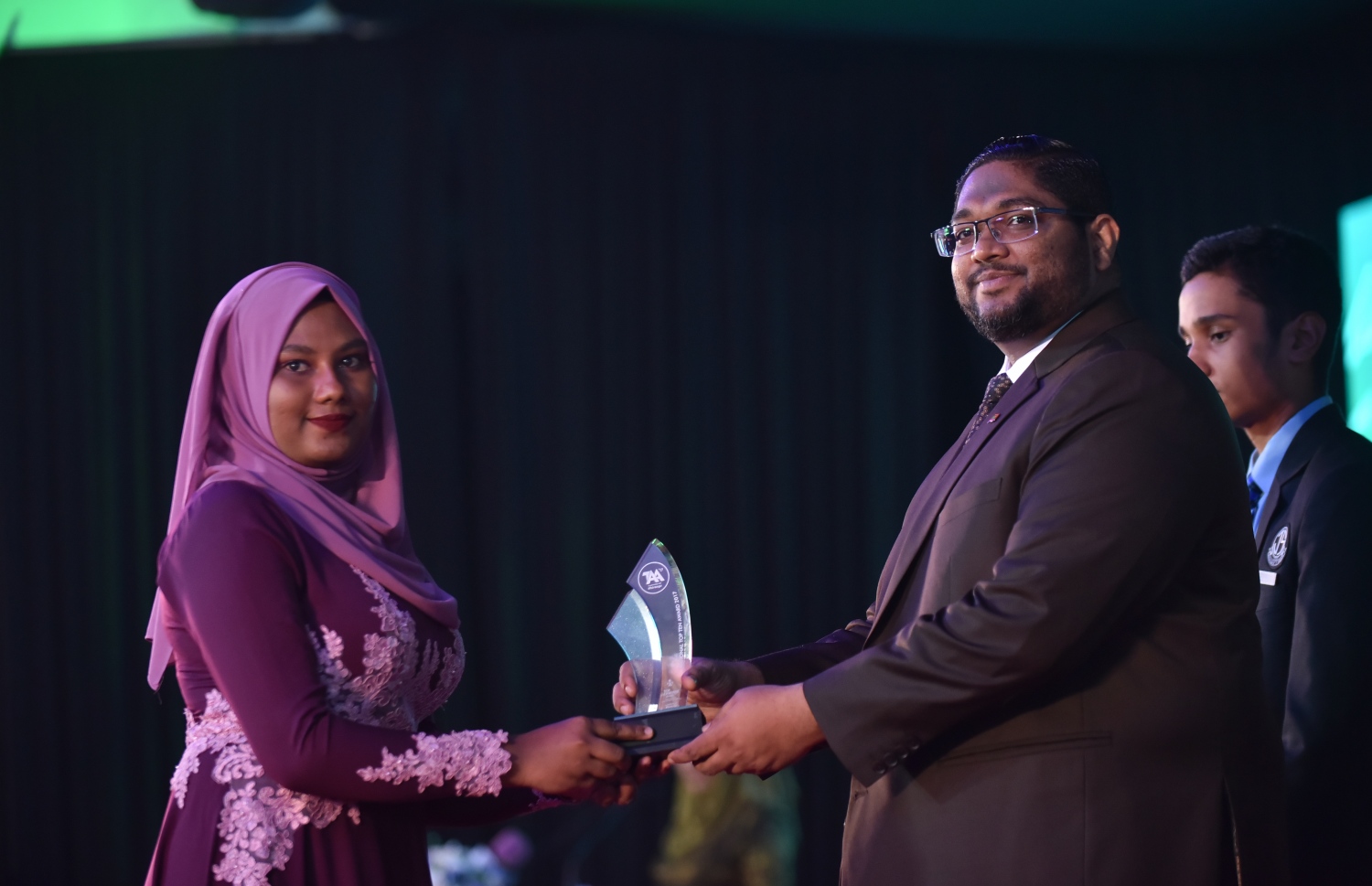 މާލެ: މާޗް 4، 2018- މިދިޔަ އަހަރުގެ އޭ ލެވެލް އިމްތިހާނުގެ ޓޮޕް އެޗީވާސް އެވޯޑް ދިނުމުގެ ރަސްމިއްޔާތުގައި، ބަންޑާރަ ނައިބު މުހައްމަދު އަނިލް ދަރިވަރަކަށް އިނާމު ދެއްވަނީ---ފޮޓޯ: ހުސައިން ވަހީދު/މިހާރު